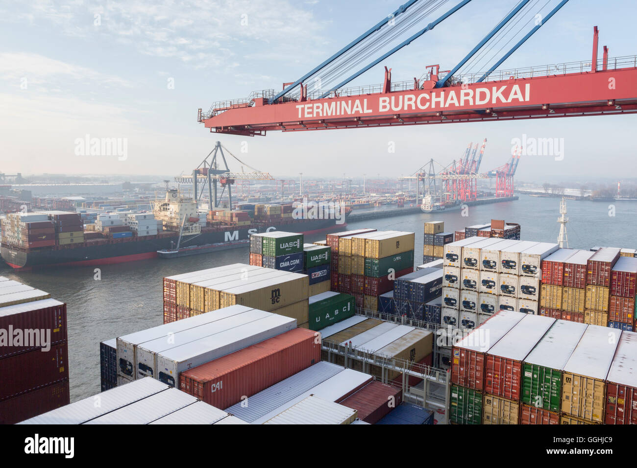 Be- und Entladen von das Containerschiff CMA CGM Marco Polo in die Container Terminal Burchardkai in Hamburg, Deutschland Stockfoto