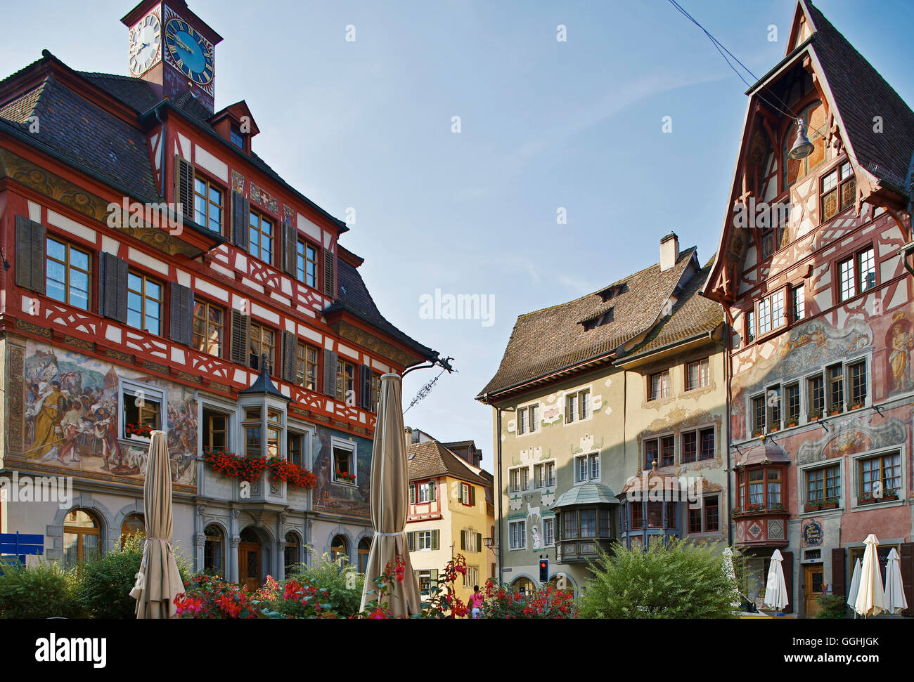 Erker und Wandmalereien an den Fassaden der Häuser am Rathausplatz, Altstadt von Stein, Stein am Rhein, Hochrhein, Untersee, Stockfoto