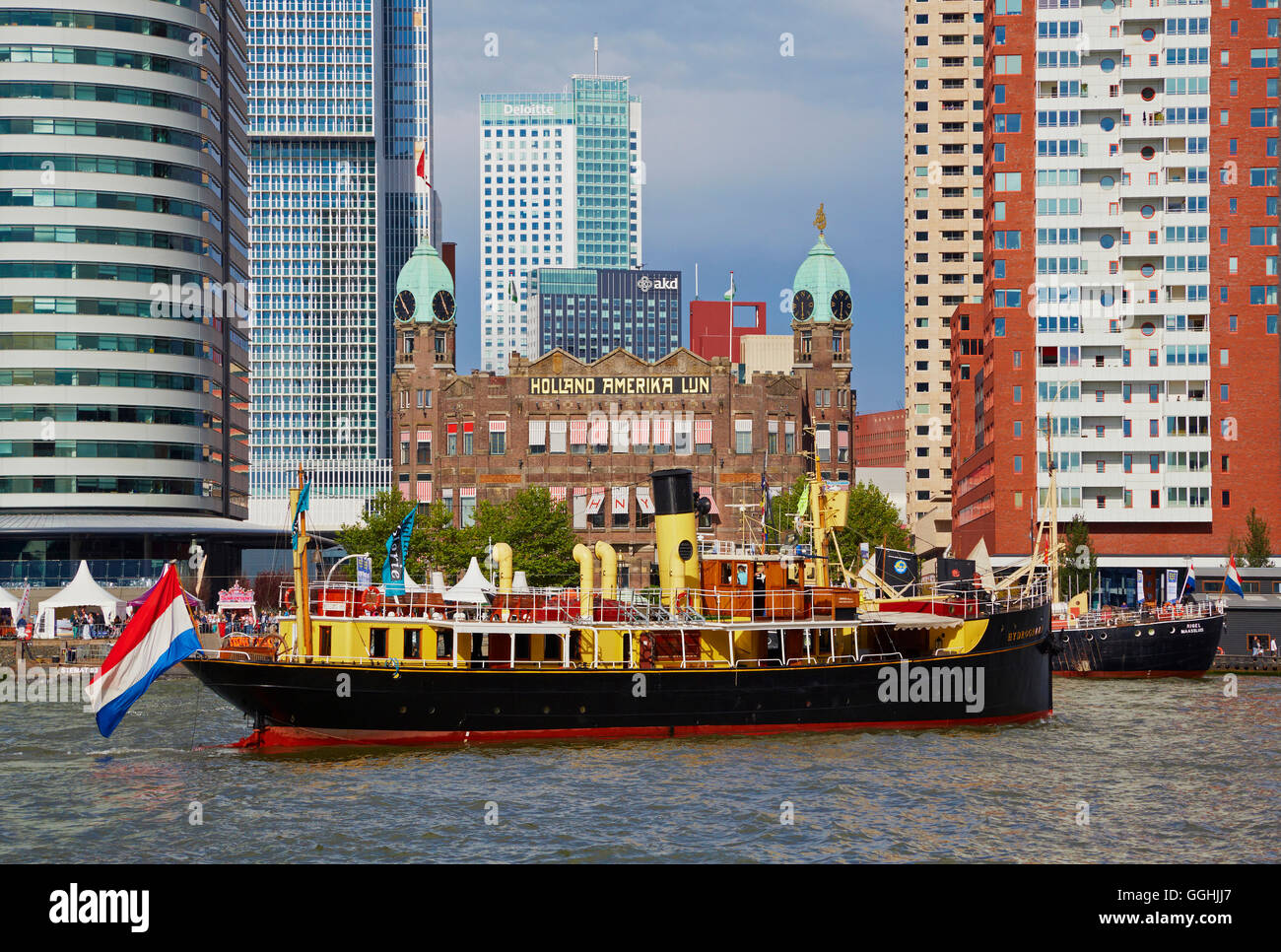 Rotterdamer Hafen mit Dampfer und das alte Hotel New York, Rotterdam, Provinz Nordbrabant, Südholland, Niederlande Stockfoto