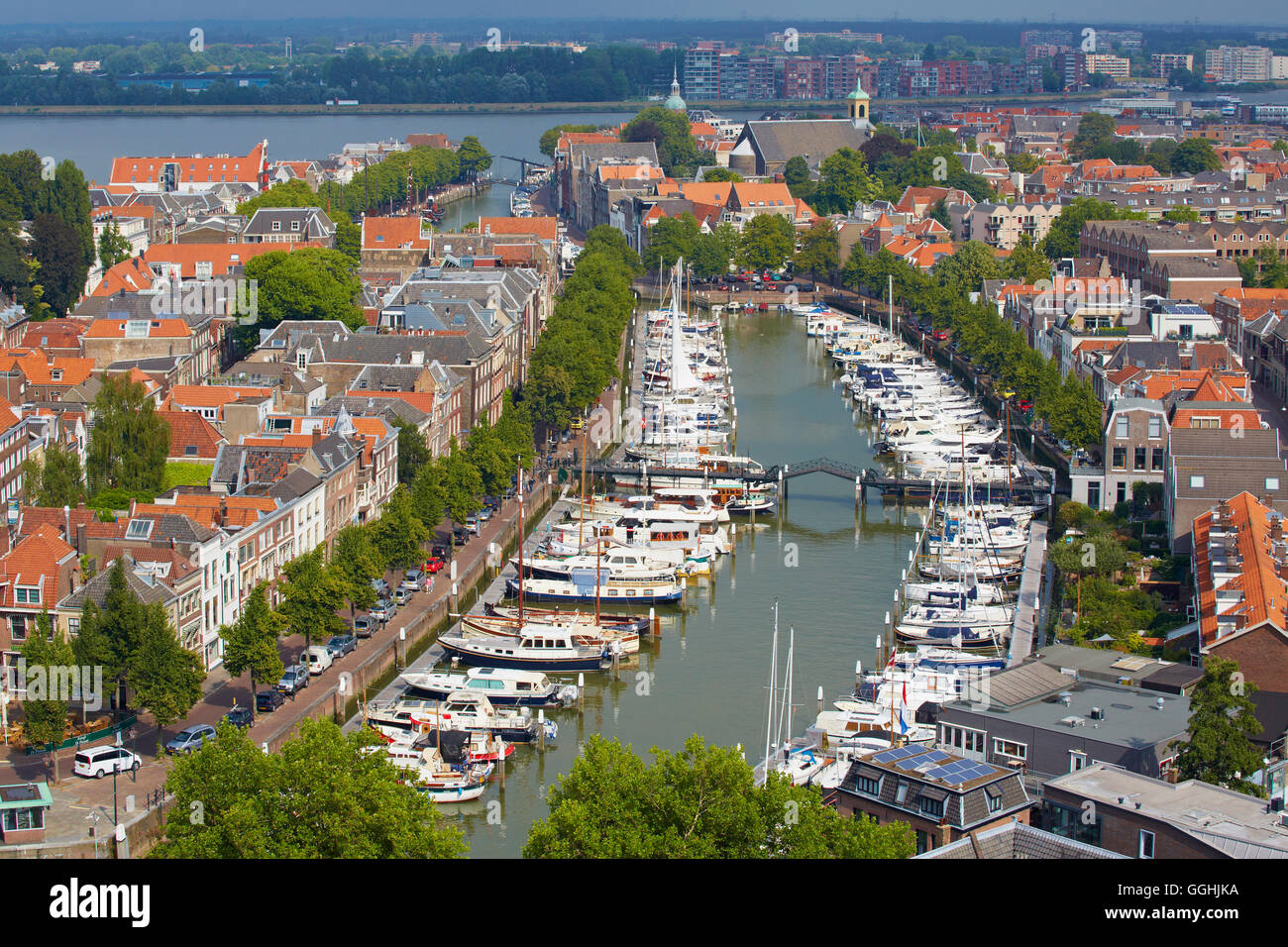 Blick vom Turm der Grote Kerk in der alten Stadt Dordrecht und die Wasserstraße Oude Maas, Provinz Nordbrabant, Stockfoto