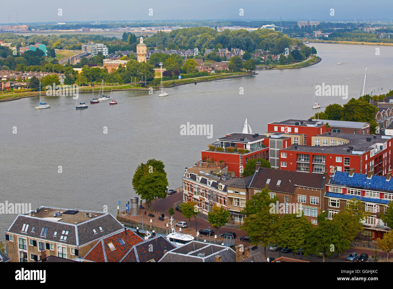 Blick vom Turm der Grote Kerk auf der alten Stadt Dordrecht und der Wasserstraße Oude Maas, Provinz Nordbrabant, Stockfoto