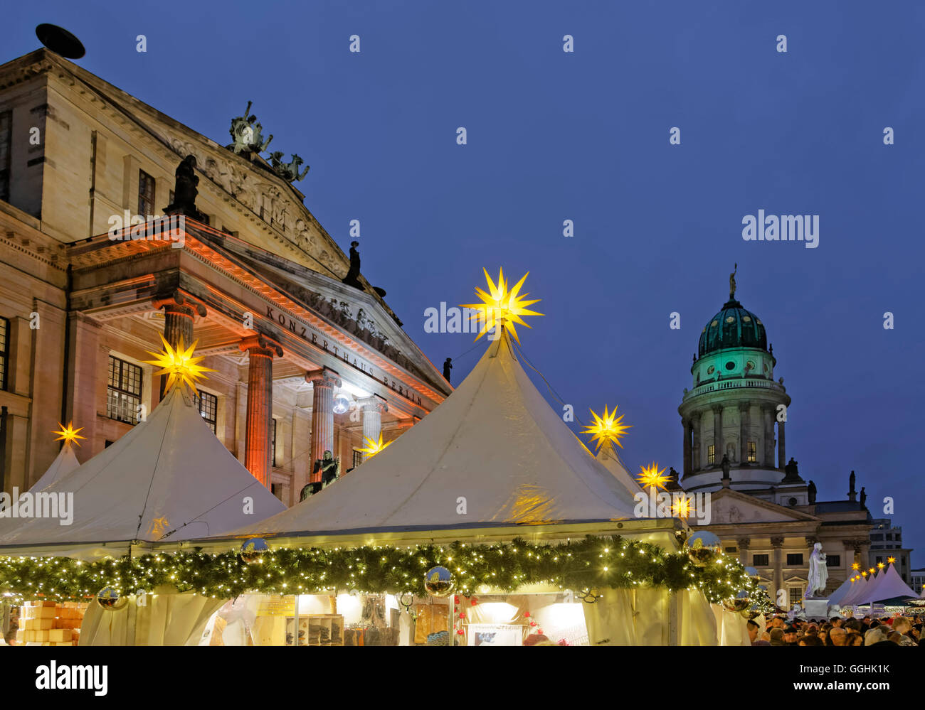 Weihnachtsmarkt auf dem Gendarmenmarkt, französischer Dom, Berlin, Deutschland Stockfotografie