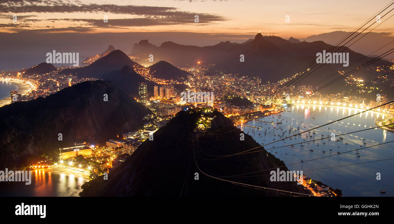 Blick vom Zuckerhut bei Sonnenuntergang, Rio De Janeiro, Brasilien, Südamerika Stockfoto