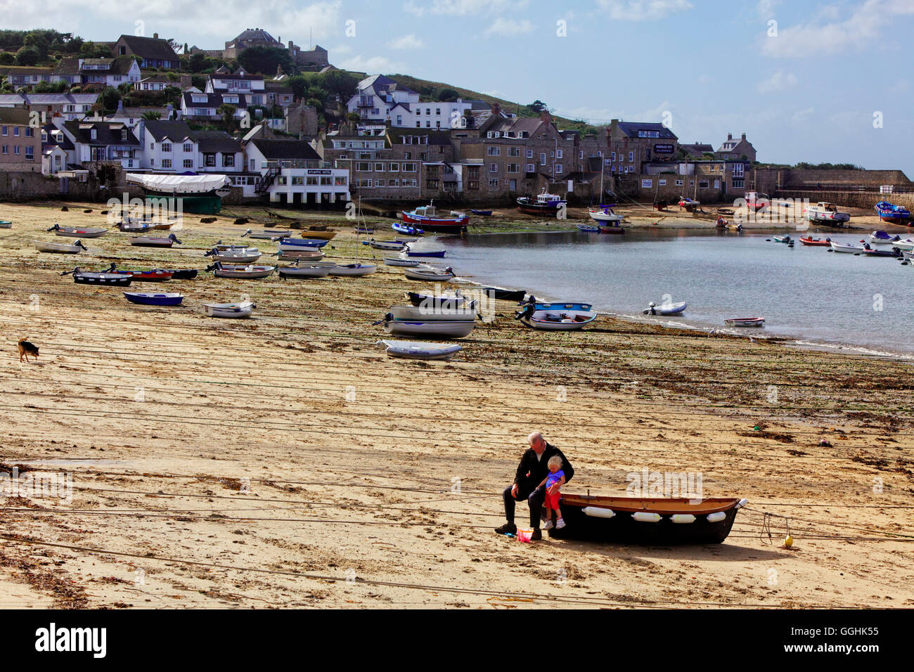 Mann und Kind am Strand, Hugh Town, St. Marys, Isles of Scilly, Cornwall, England, Großbritannien Stockfoto