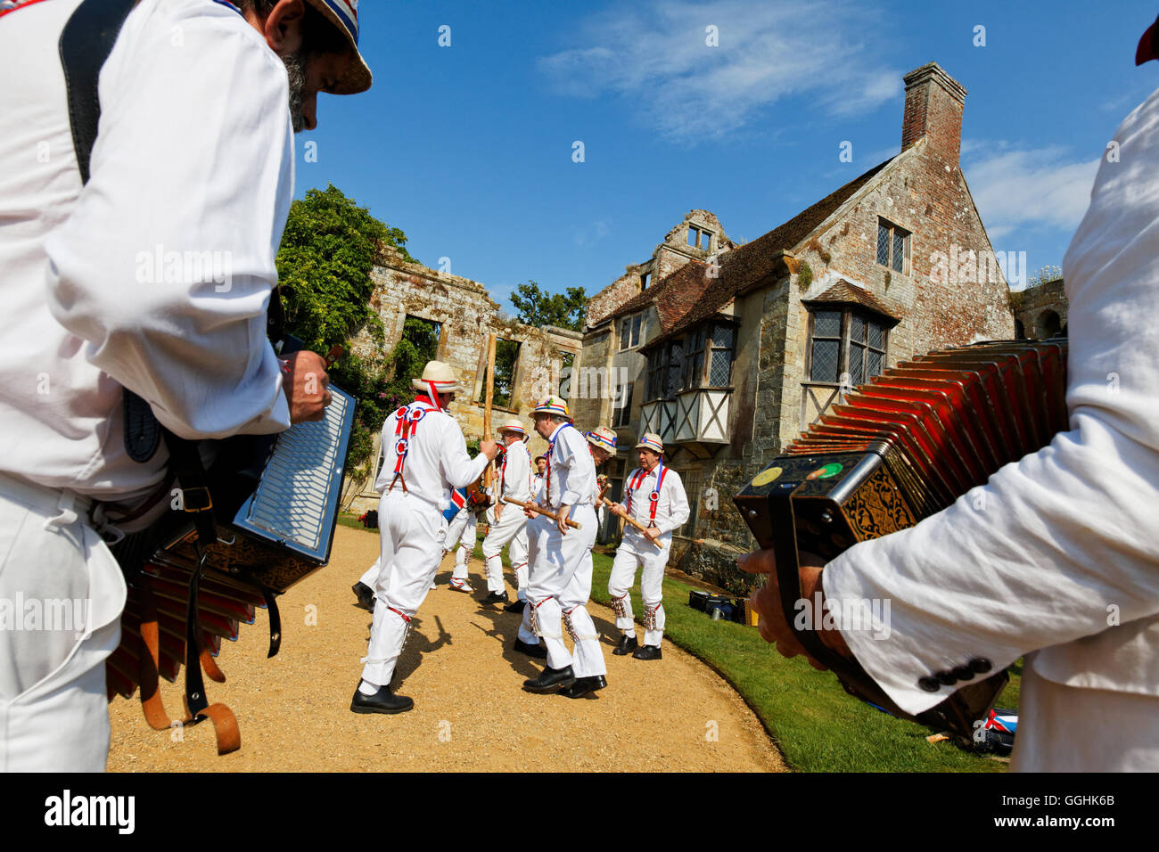 Morris Tänzer, Volkstänzer bei Scotney Castle, Lamberhurst, Kent, England, Großbritannien Stockfoto
