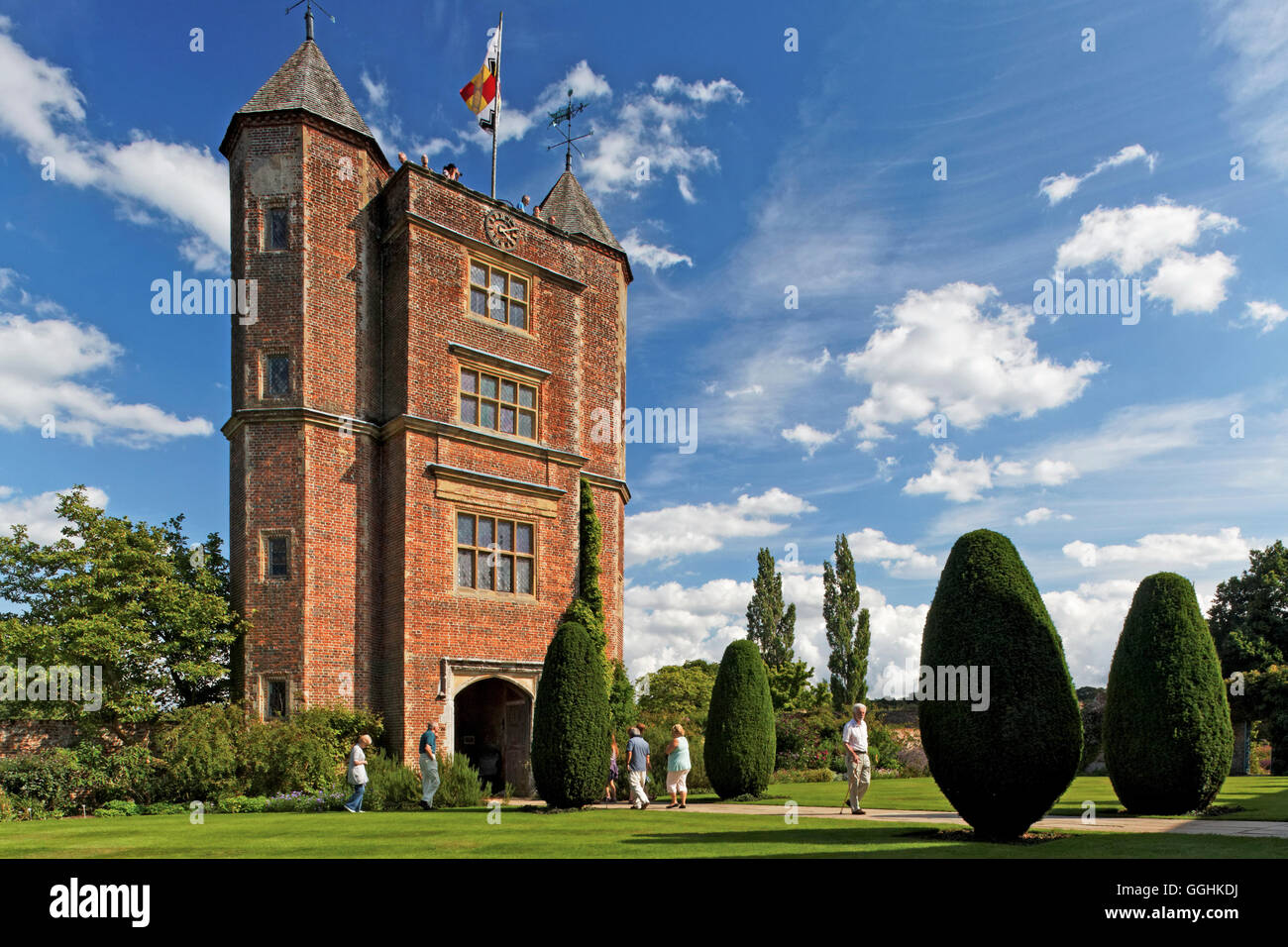 Sissinghurst Castle Garden mit elisabethanischen Turm, Royal Tunbridge Wells, Kent, England, Großbritannien Stockfoto