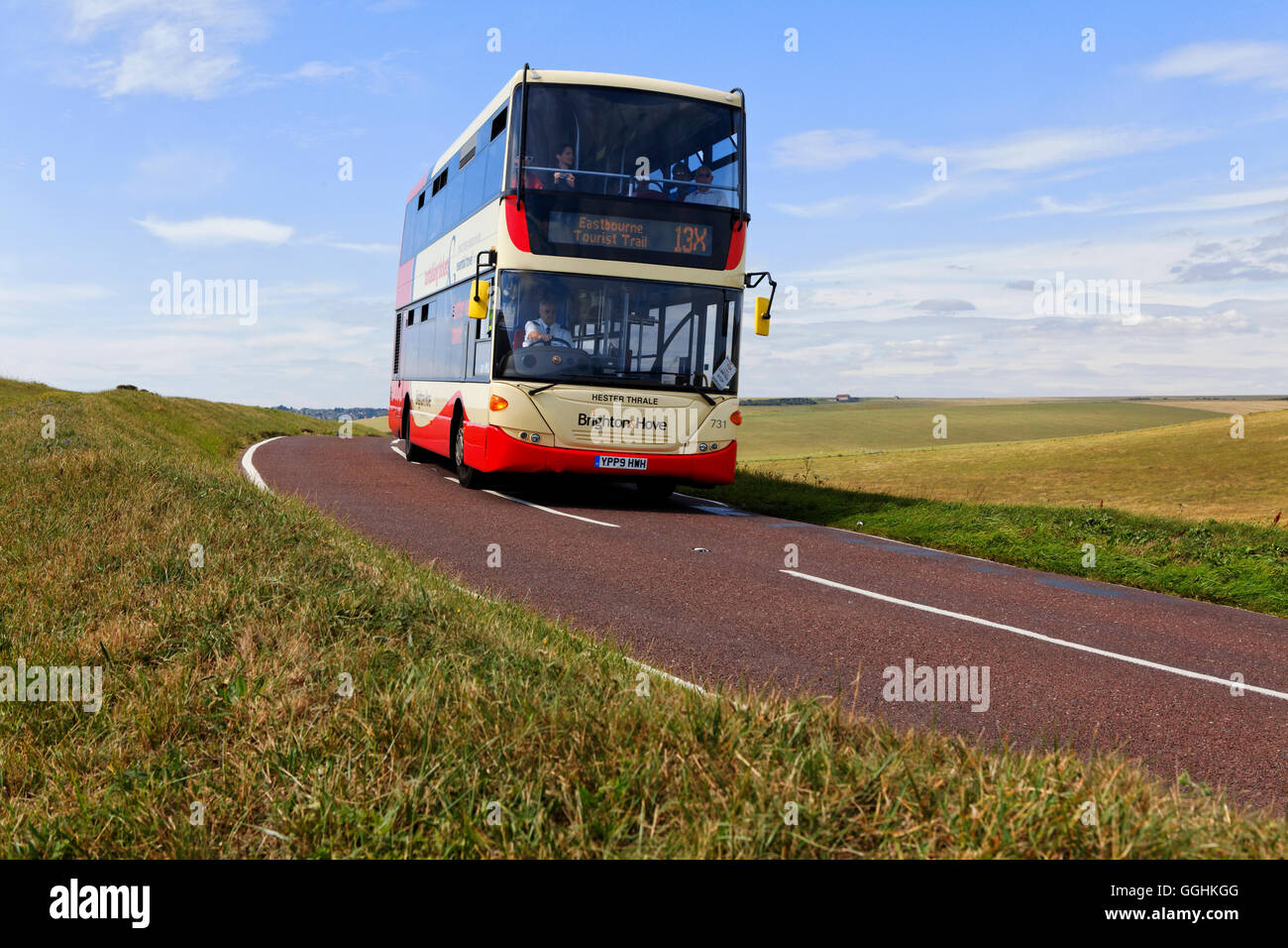 Öffentlicher Bus auf einer Landstraße in der Nähe von Beachy Head, East Sussex, England, Großbritannien Stockfoto