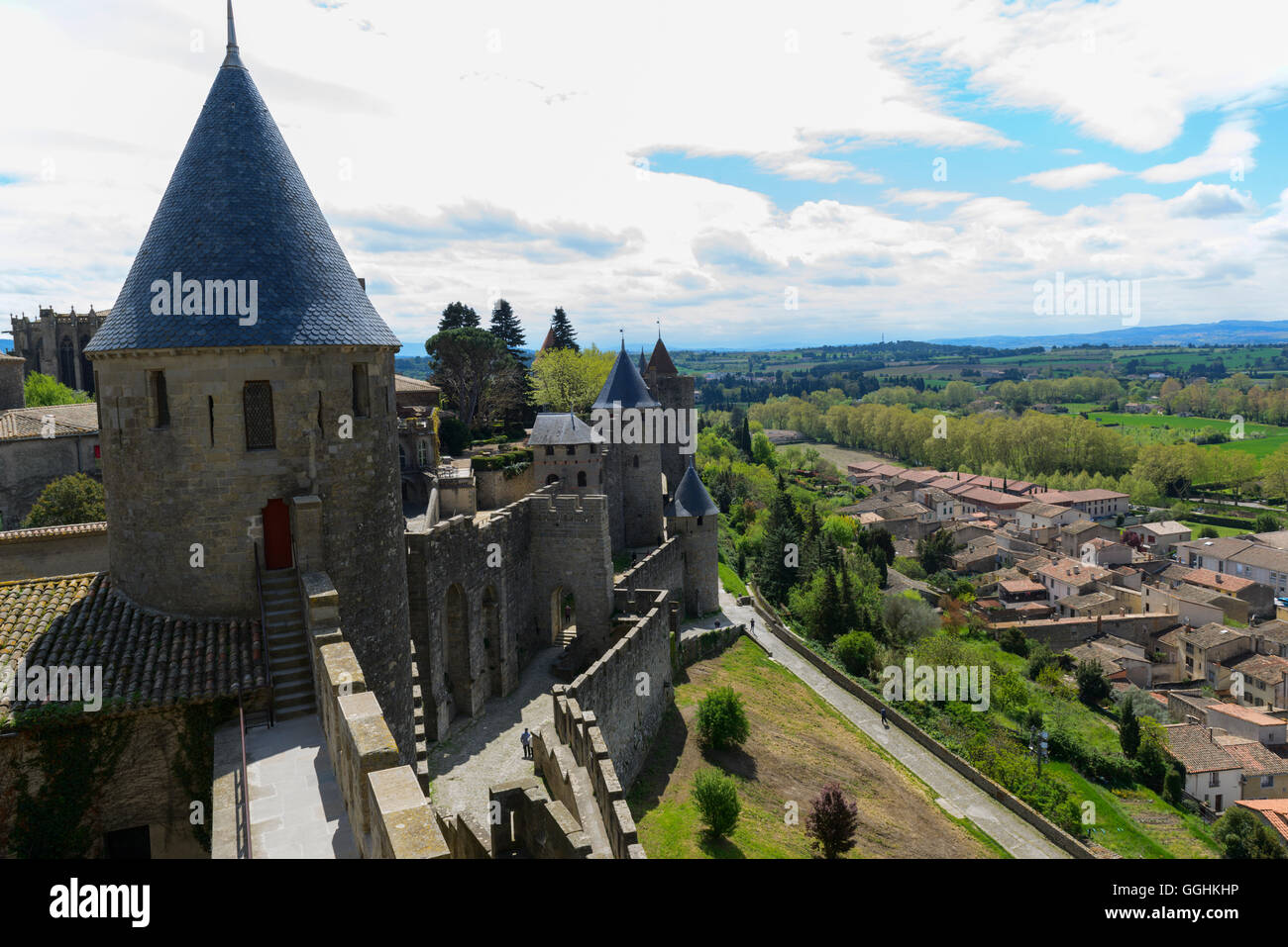 Blick von der historischen Festungsstadt auf den neuen Teil von Carcassonne. Frankreich. Stockfoto