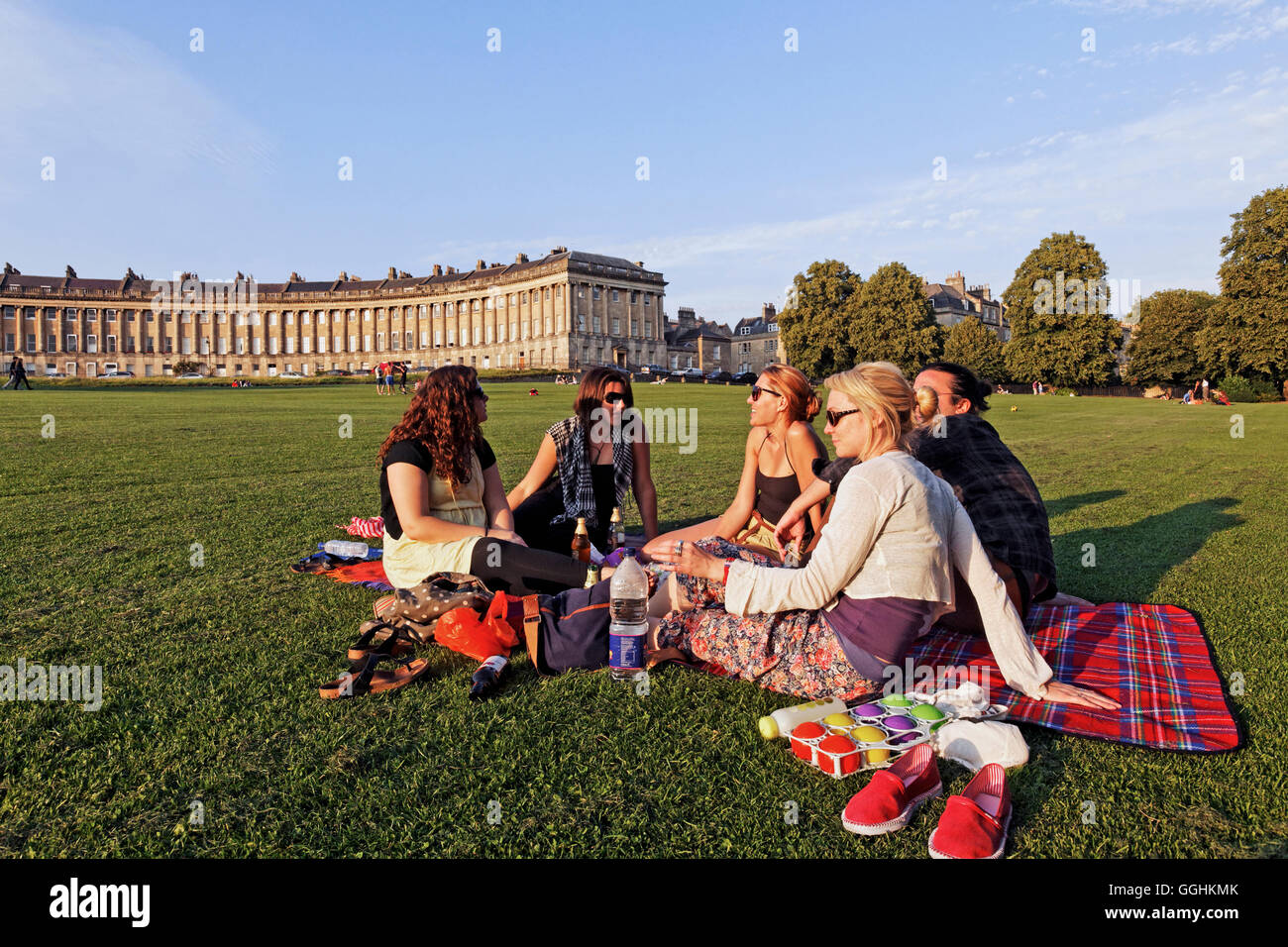 Picknick auf dem Rasen im Royal Crescent, Bath, Somerset, England, Großbritannien Stockfoto