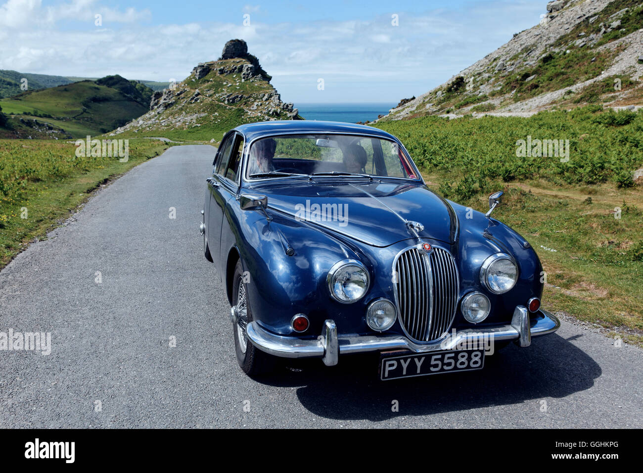 Jaguar Oldtimer auf dem Weg vom Tal der Felsen in der Nähe von Lynton, Devon, England, Großbritannien Stockfoto