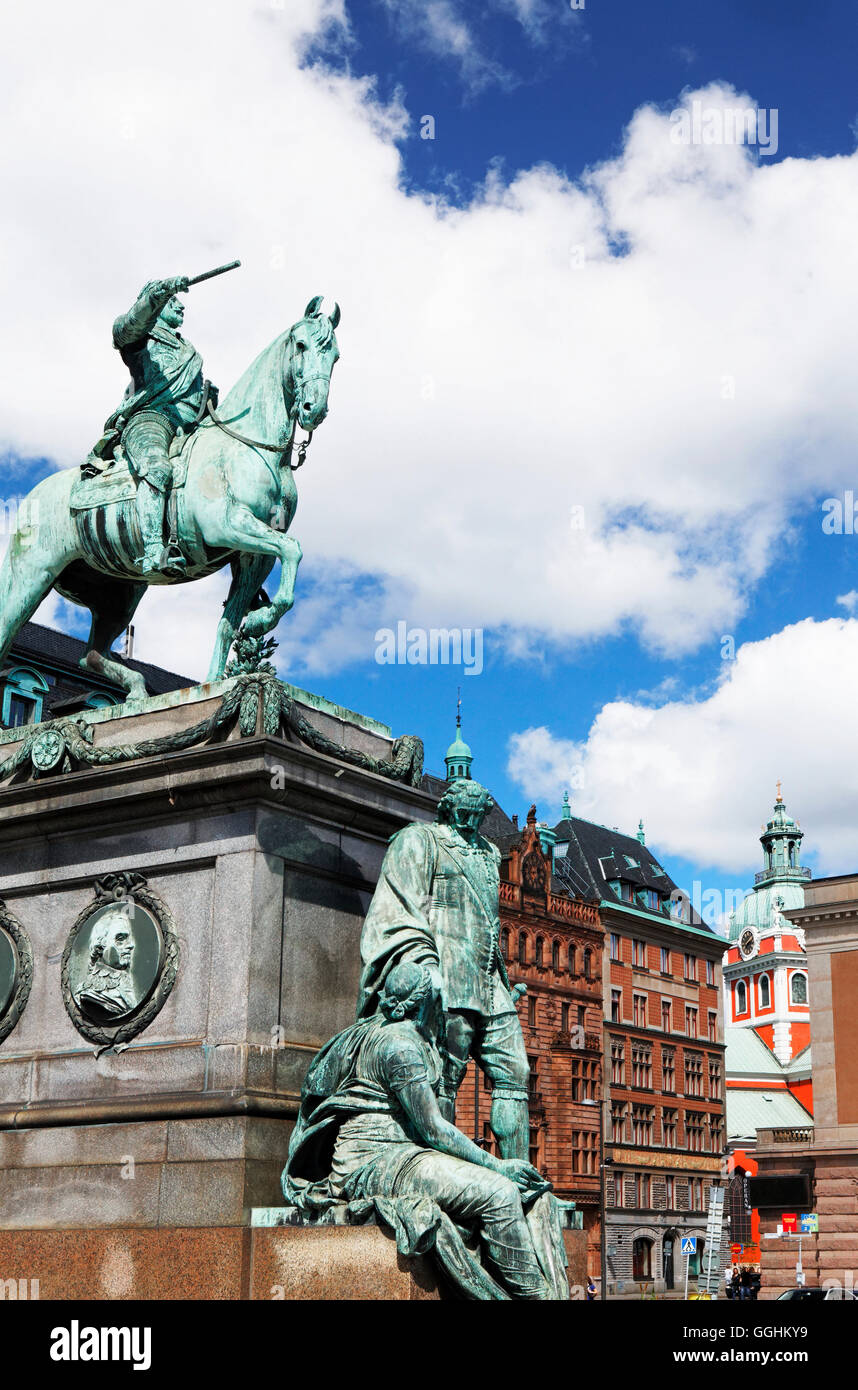 König Gustav Adolf II. am Gustaf-Adolf-Torg, mit Turm der Jakobskirche in den Hintergrund, Stockholm, Schweden Stockfoto