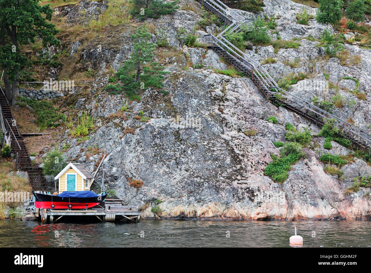 Bootshaus und Treppe zu einem Ferienhaus, Stockholm, Schweden Stockfoto