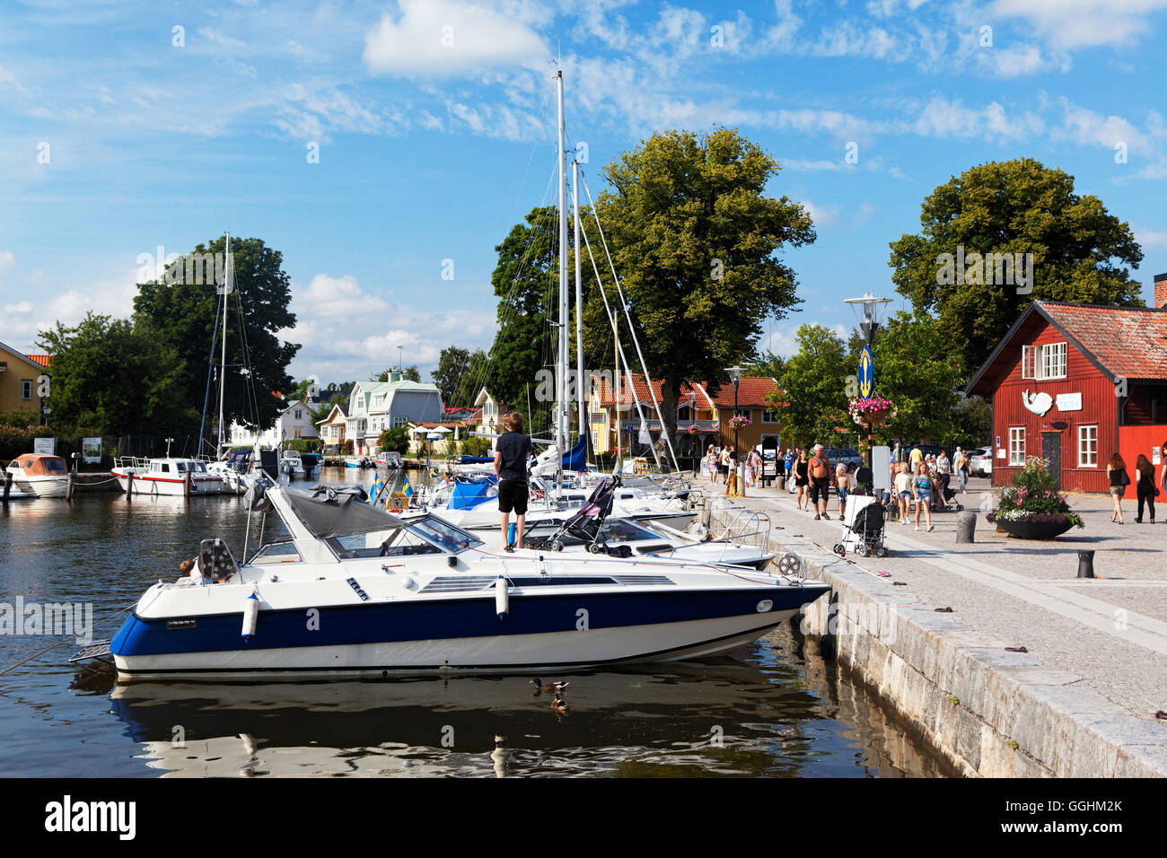 Yachthafen und Promenade, Trosa, Schweden Stockfoto