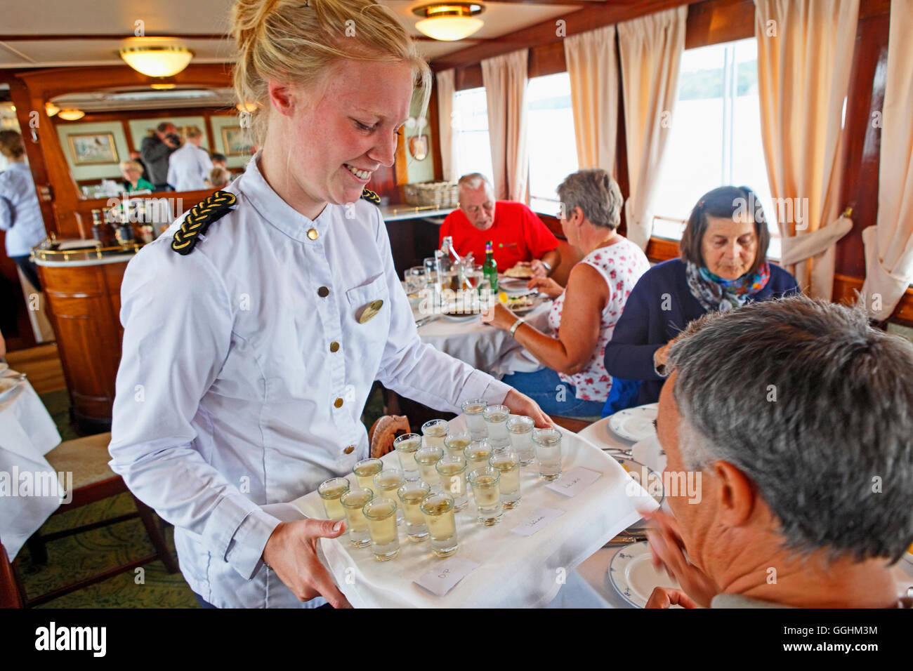Service im Restaurant des historischen Kanalboot Juno, Göta Kanal, Schweden Stockfoto