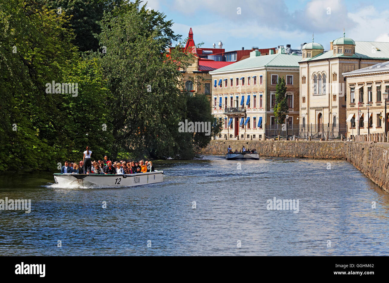 Ausflugsboot in einem Kanal am Wallgraben und historischen Fassaden der Altstadt, Göteborg, Schweden Stockfoto