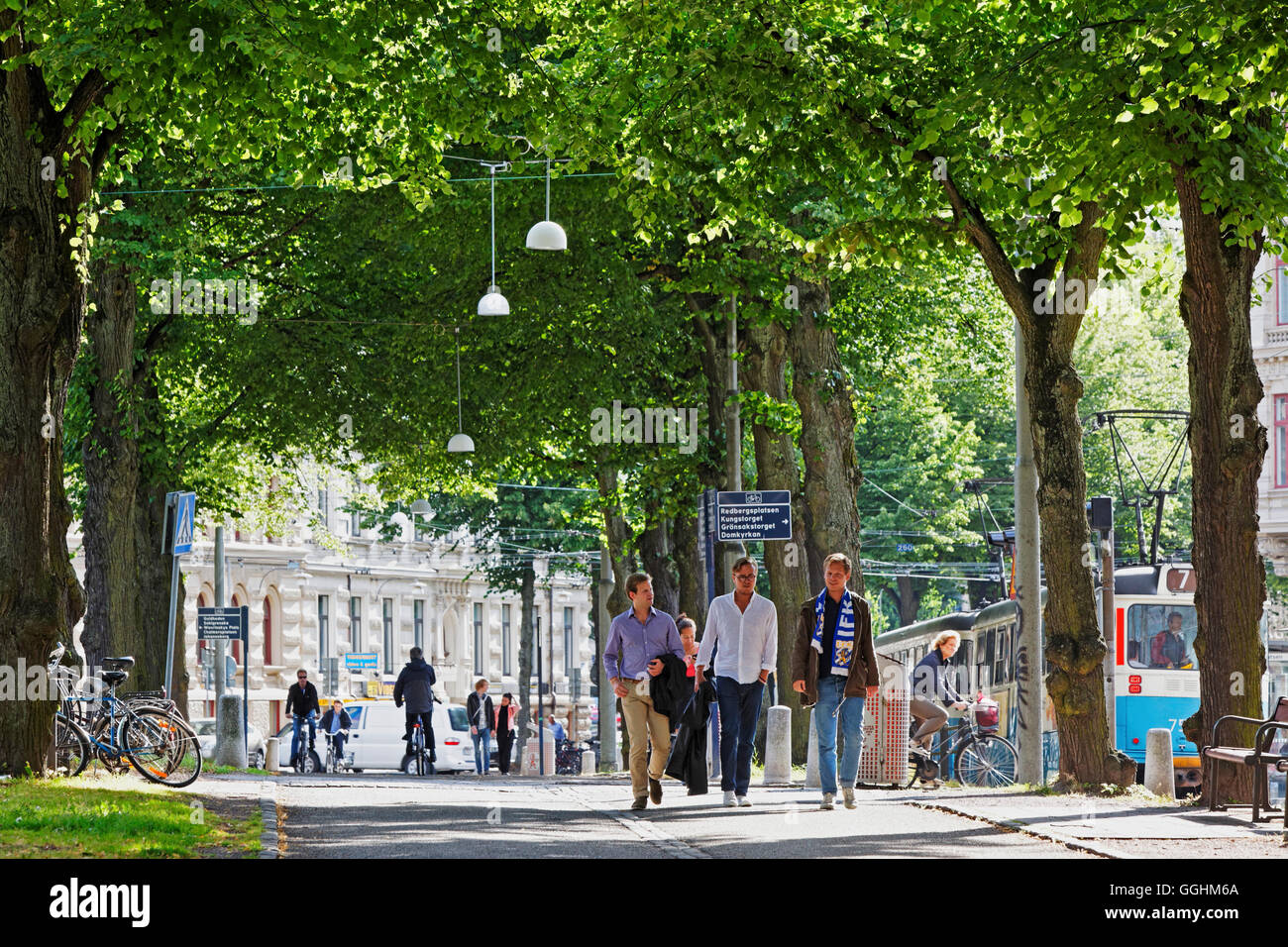 Menschen, die ein Spaziergang durch die Parkgatan, Göteborg, Schweden Stockfoto