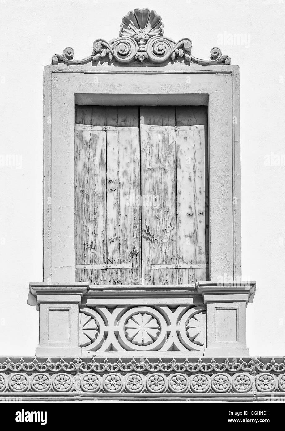 Fenster von einer italienischen neoklassizistischen Villa eingerichtet. Stockfoto