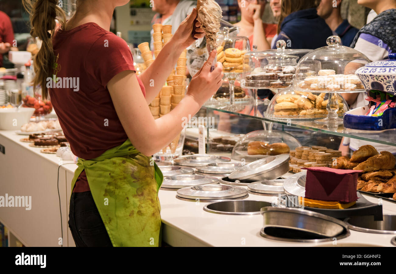 Hinter der Theke eine italienische Eisdiele. Stockfoto