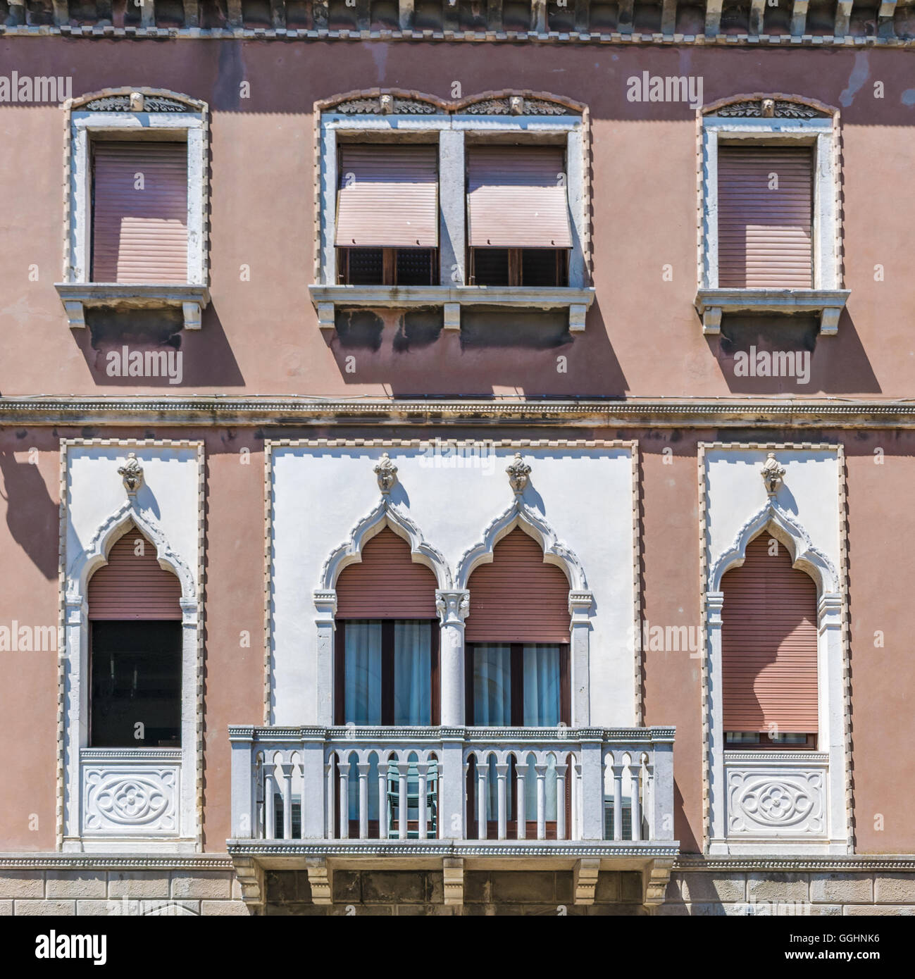 Rundbogenfenster eines mittelalterlichen Gebäudes eingerichtet. Stockfoto