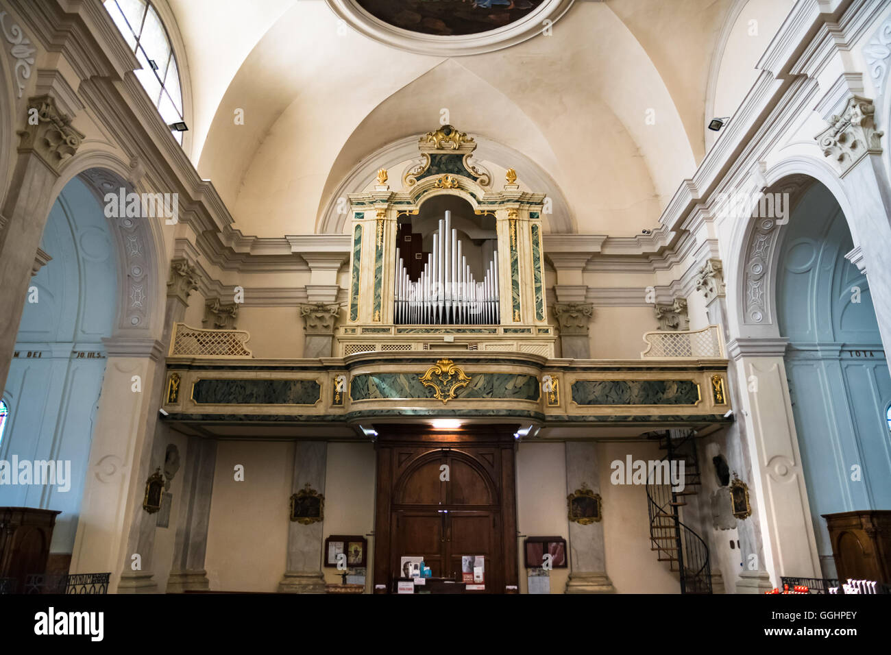Marostica, Italien - 12. April 2016: Orgel und Empore über dem Eingang der Kirche von Saint Anthony Abbot. Stockfoto