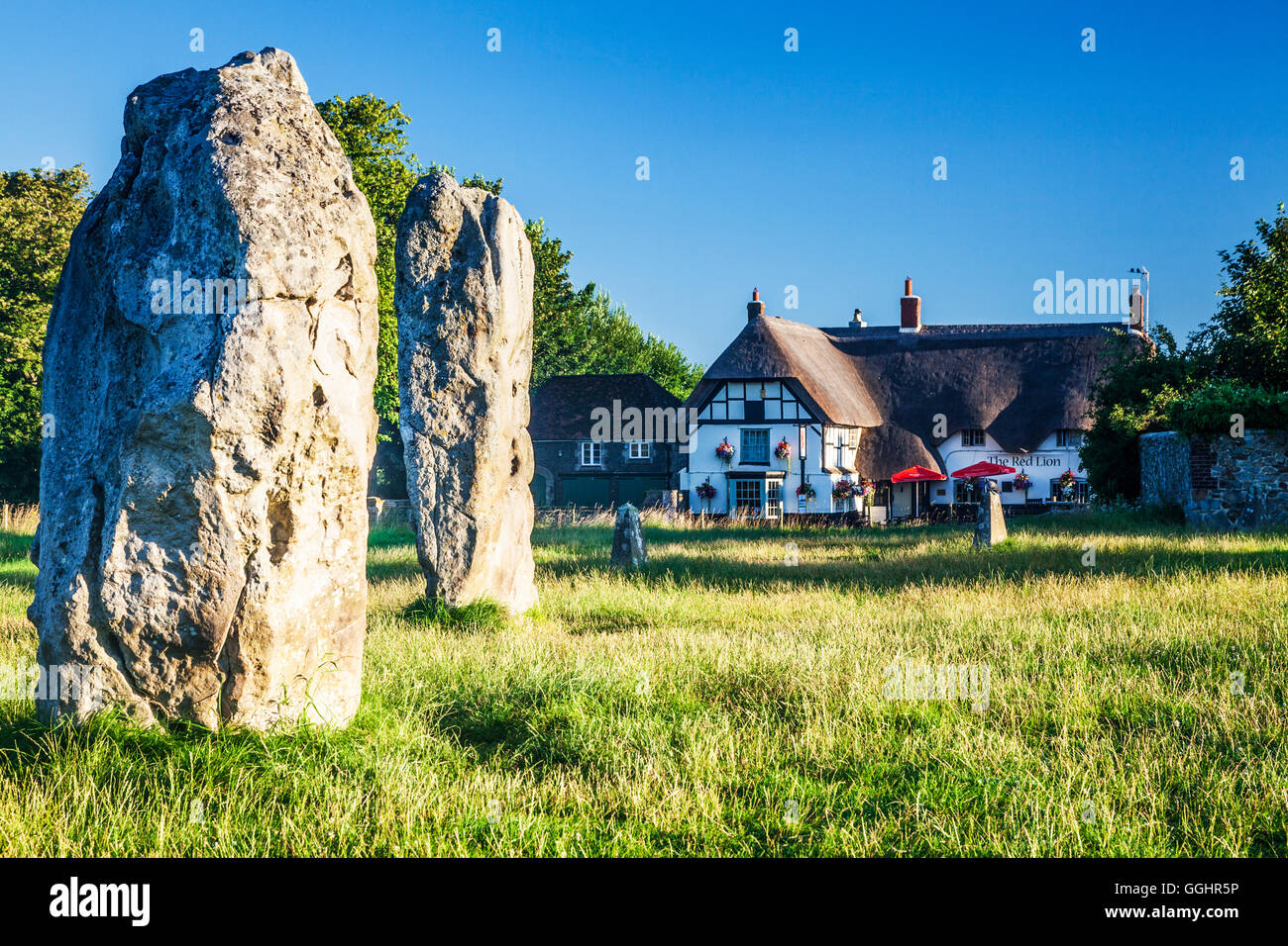 Sarsen Steinen und das Red Lion Pub in Avebury, Wiltshire. Stockfoto