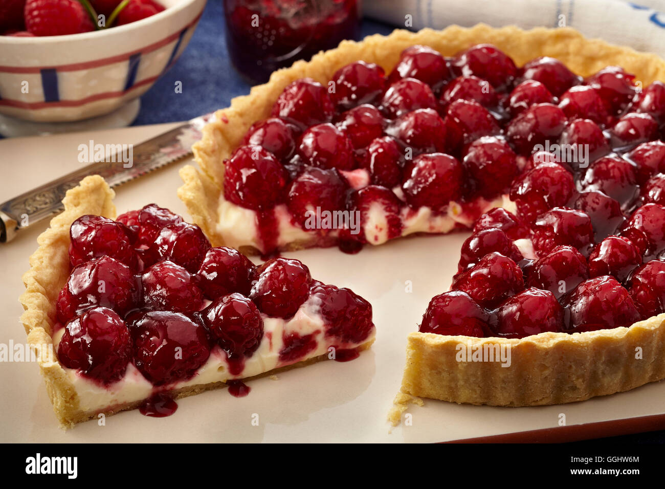 Raspberry lemon tart mit Blätterteig Stockfoto