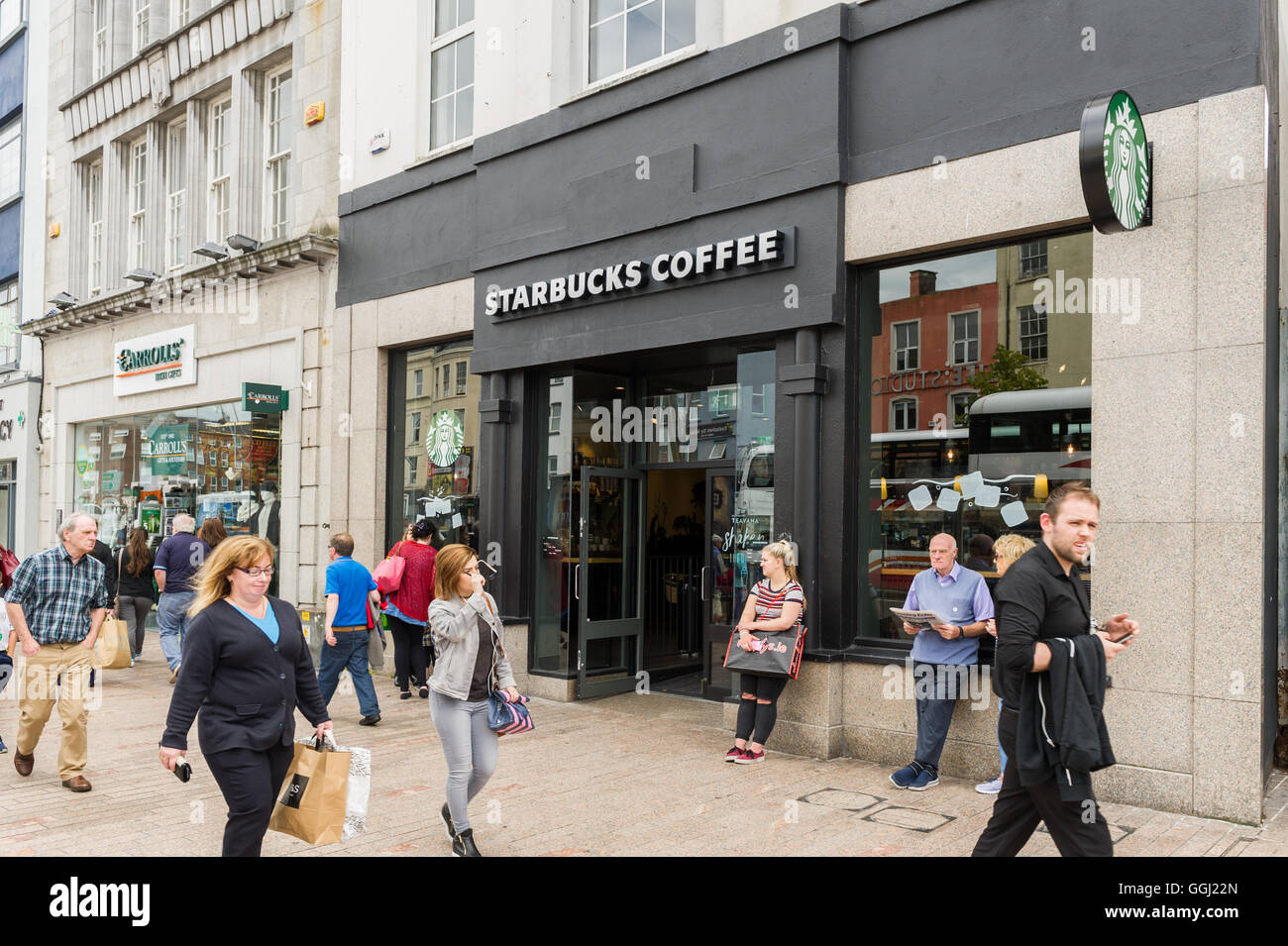 Kaffee von Starbucks Cafe, Patrick Street, Cork, Irland,. Stockfoto