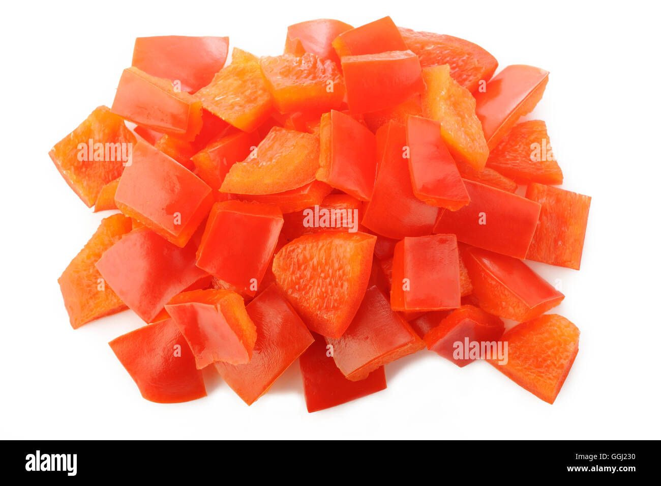 Gehackte rote Paprika isoliert auf weißem Hintergrund Stockfoto