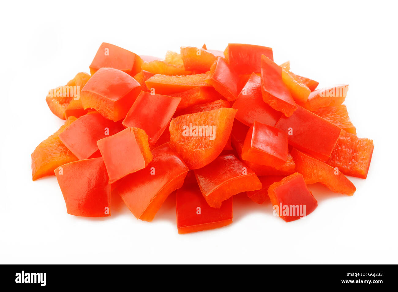 Gehackte rote Paprika isoliert auf weißem Hintergrund Stockfoto