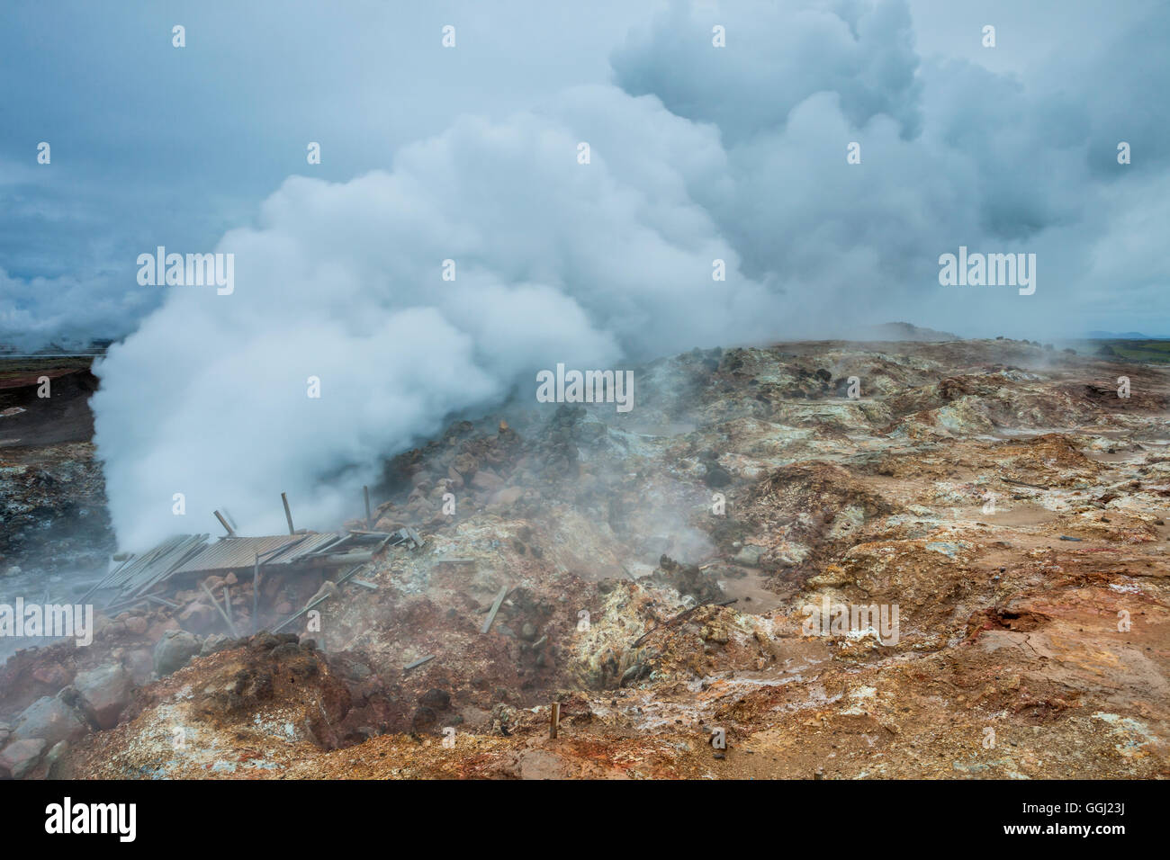 Dampfende Geysire in der Nähe von Keflavik, Island. Stockfoto