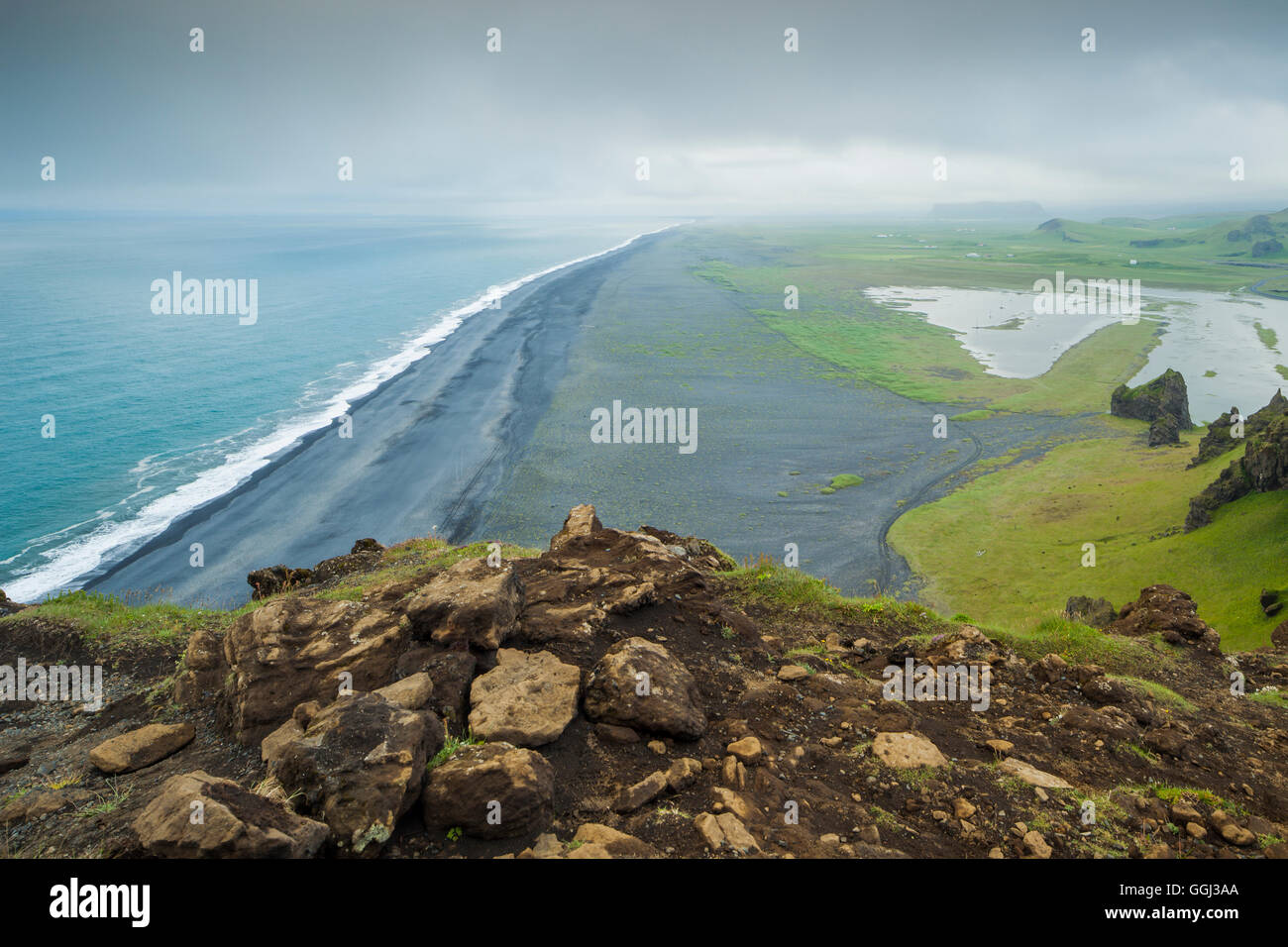 Nebligen Nachmittag bei Dyrhólaey Nature Reserve, Island. Stockfoto