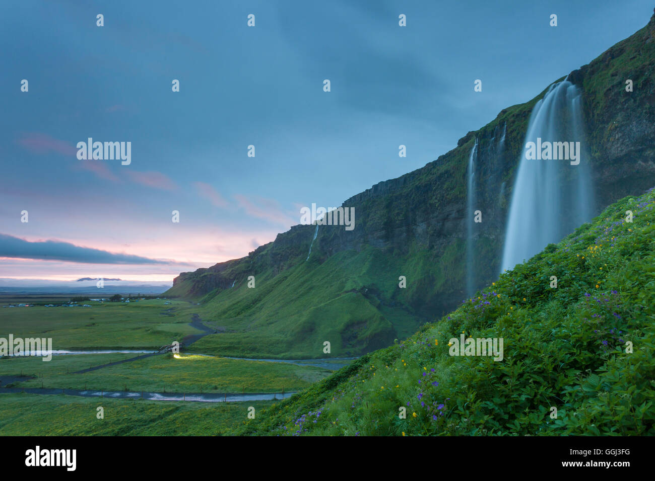 Sommer Sonnenuntergang am Wasserfall Seljalandsfoss im Süden Islands. Stockfoto