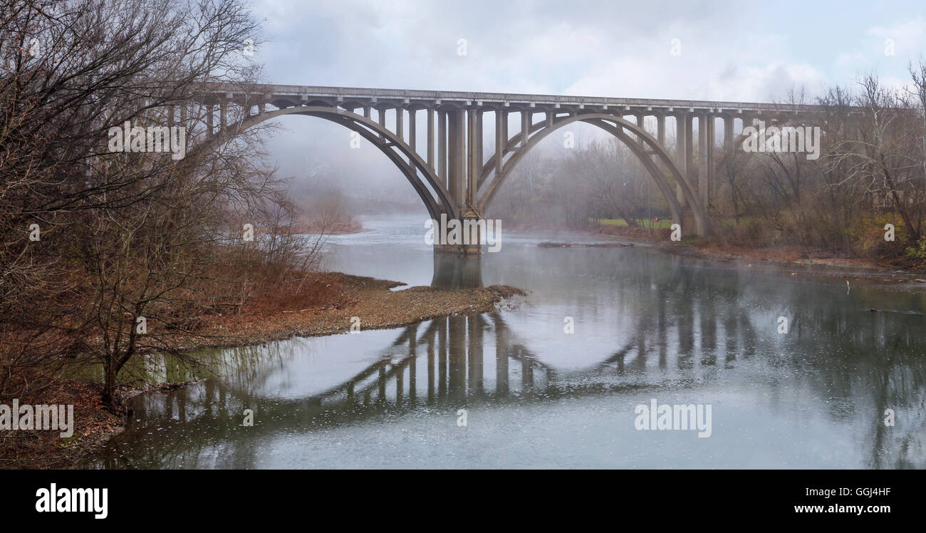 Eine symmetrische Reflexion, eine Fahrbahn Brücke an einem Misty späten Herbst Morgen über Little Miami River im südwestlichen Ohio, USA Stockfoto