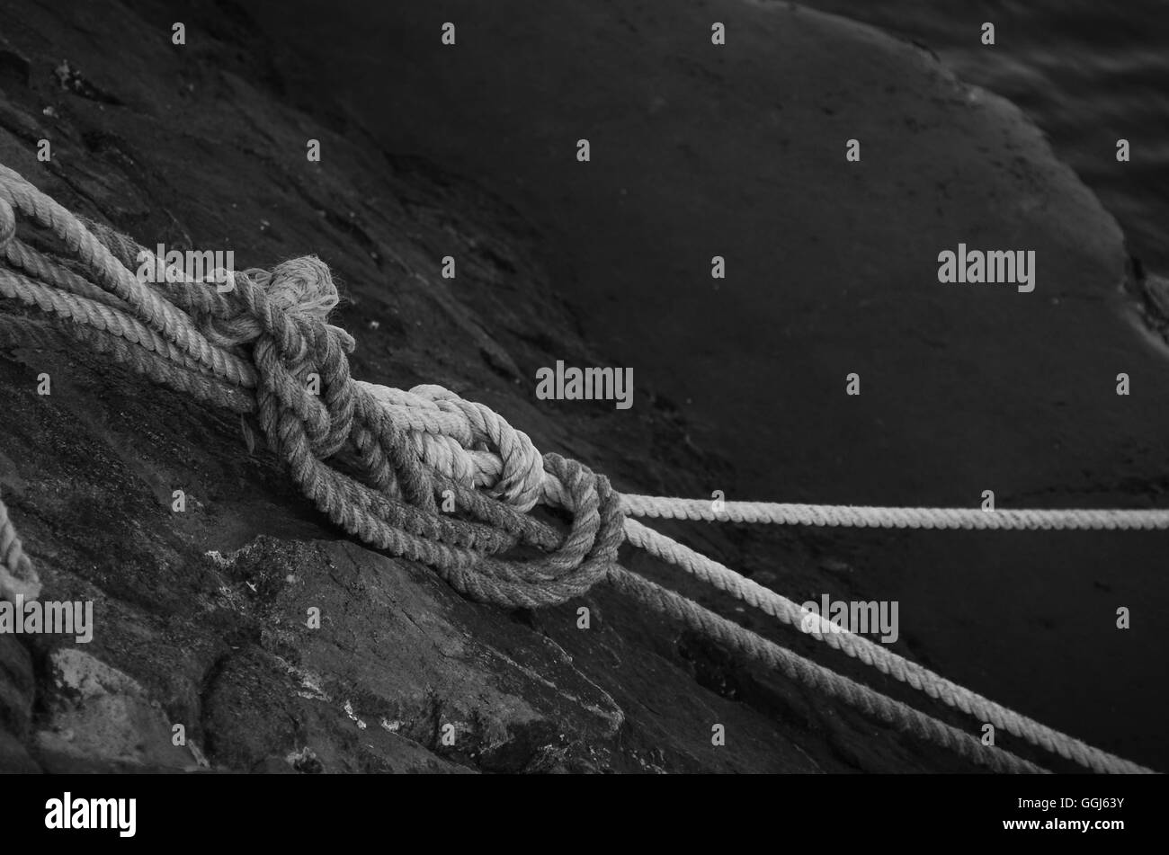 schwarzen und weißen Seil gebunden gesicherten Küste Meer Ozean klassische gebunden Stockfoto