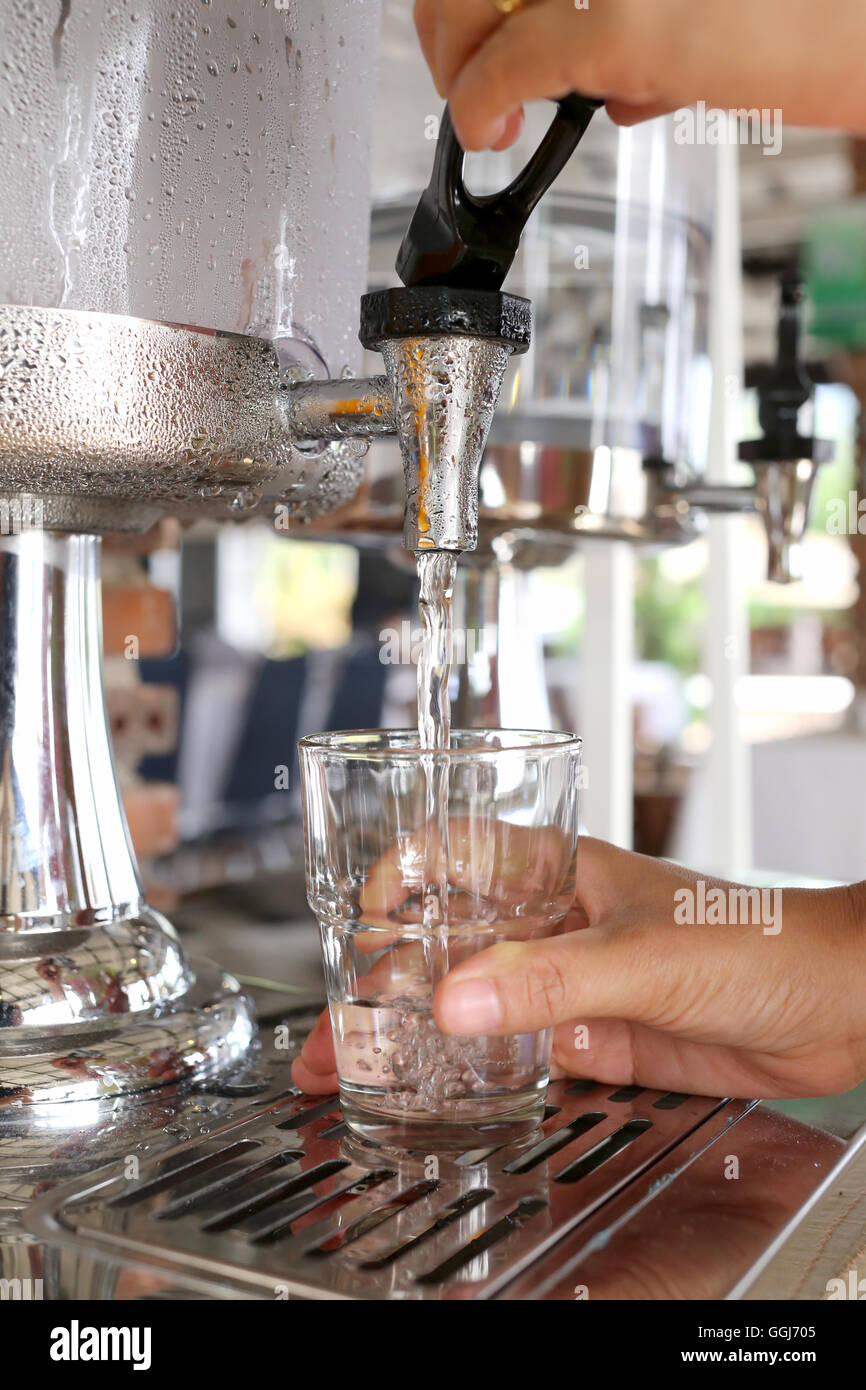Frauenhand wurden in Getränk Glas in einem Restaurant kühles Wasser drücken. Stockfoto