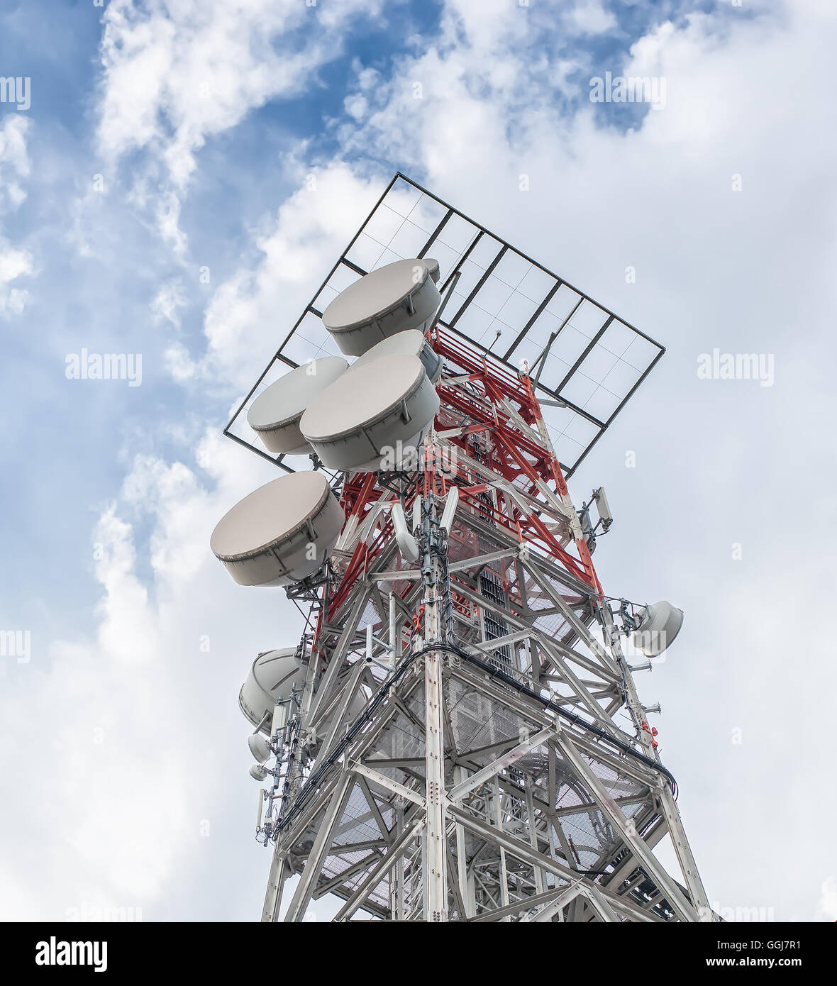 Telekommunikation Mast TV-Antennen wireless-Technologie mit blauem Himmel am Morgen Stockfoto