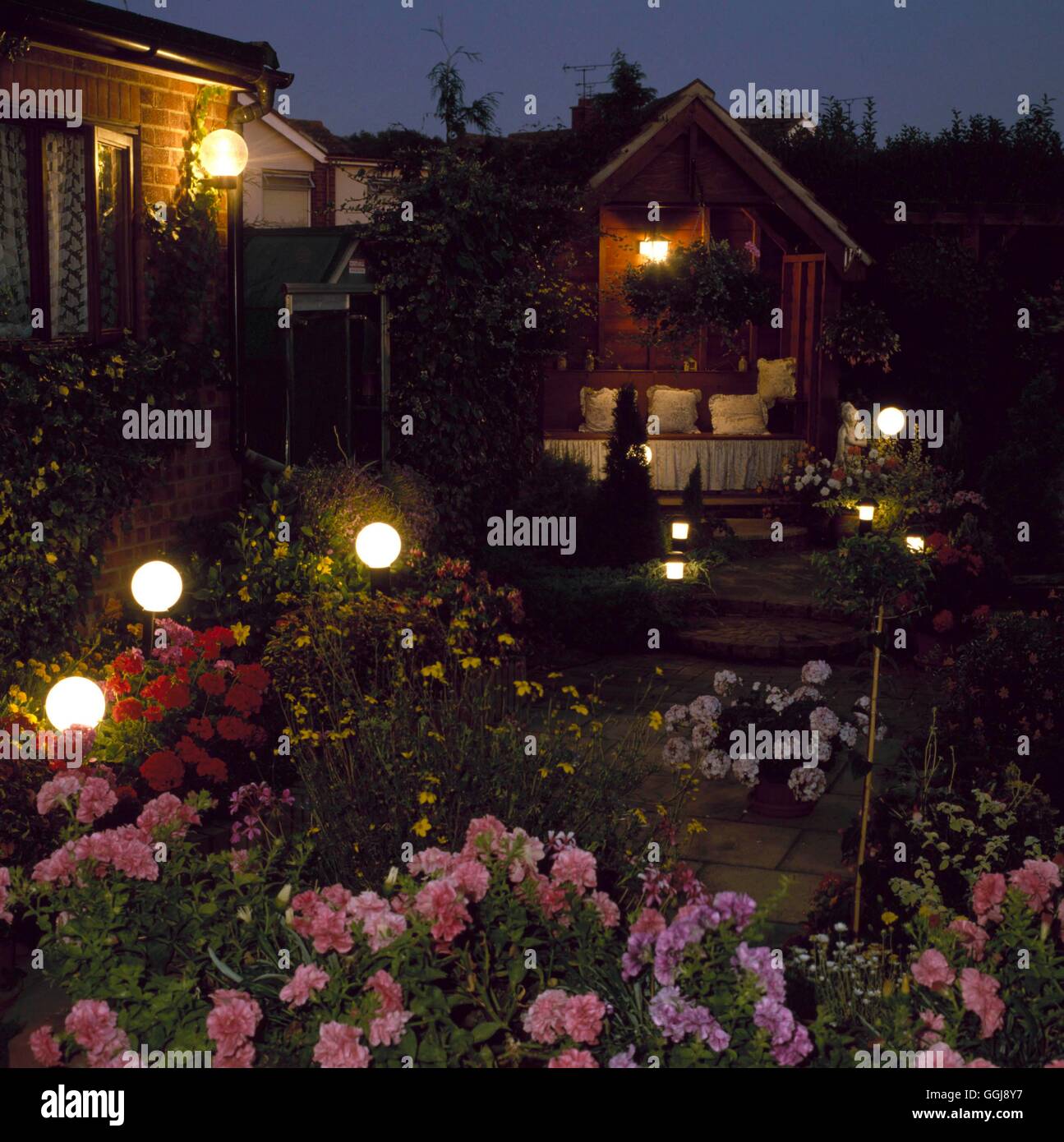 Flutlicht - Garten hinter dem Haus und Gartenhaus FLO064456 Stockfoto