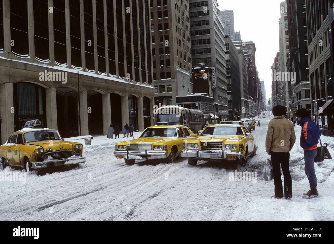 New York Schnee Winter 1979 schlechtes Wetter gelb Taxis 1970er Jahre MANHATTAN US HOMER SYKES Stockfoto