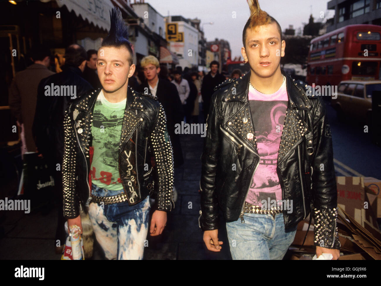 Punk Fashion Punks aus den 1980er Jahren Moden Kings Road Chelsea London UK Teens machen ein modisches Statement, Nieten Jacken, Punkfrisuren, hausgemachte Hosen. 1985 HOMER SYKES Stockfoto