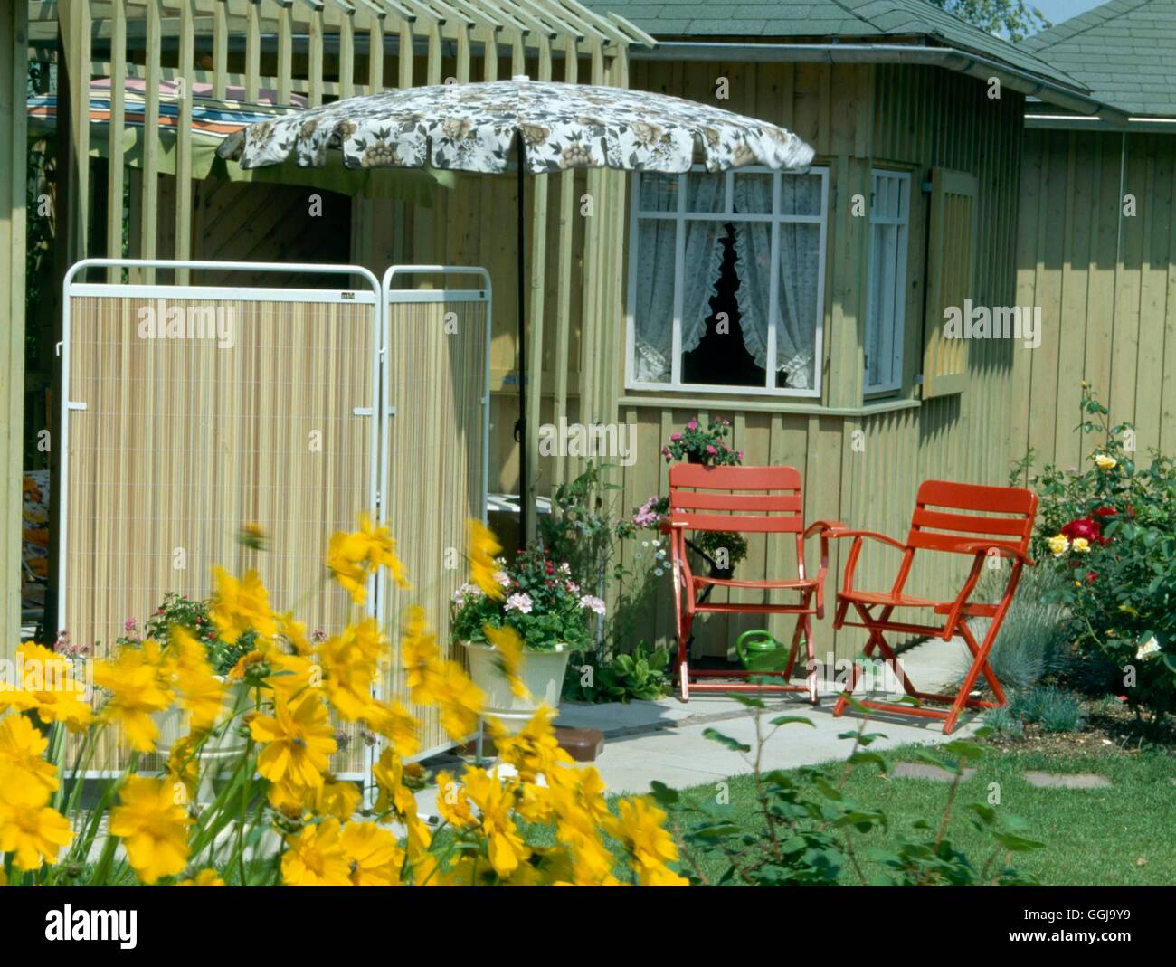 Möbel - mit Sonnenschirm und Bildschirm für Schatten FUR022065 Stockfoto