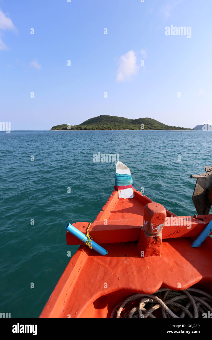 Leiter des Schiffes im Meer und Überschrift direkt zu den Inseln auf schönem Wetter touristischen Destinationen in Thailand. Stockfoto