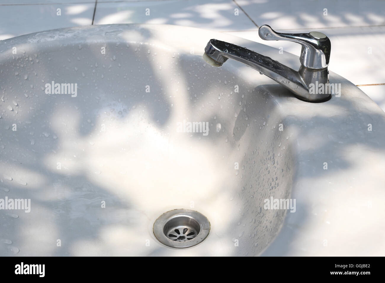Wasserhahn auf dem Gesicht waschen Wannen im öffentlichen Park für die Reinigung von Ideen. Stockfoto