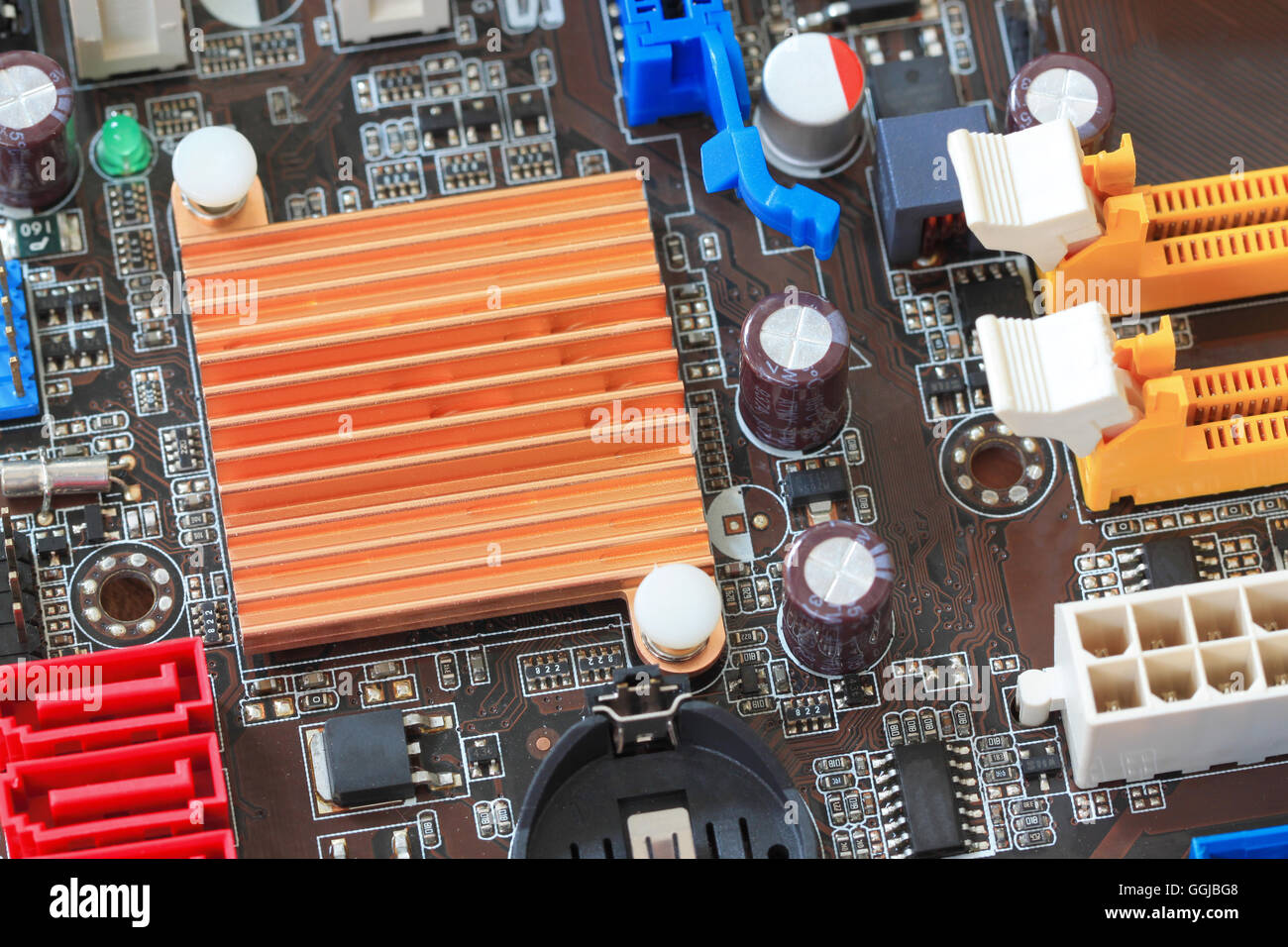 Elektronik-Komponenten auf PC Computer Mainboard Sockel und Konzept über Technologie. Stockfoto