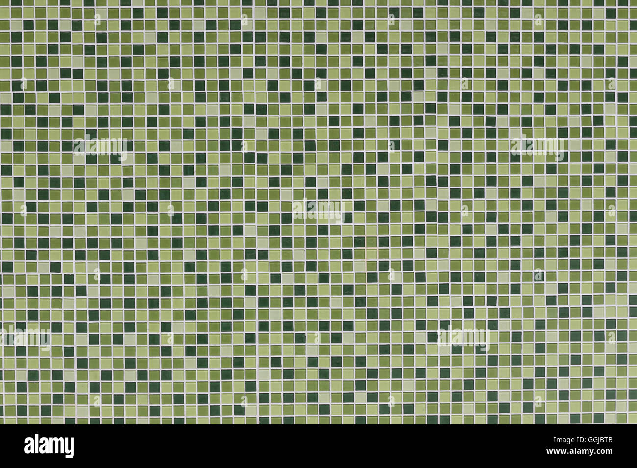 WC Wand gemacht von verschiedenen Farbtönen in grünen Fliesen für die Design-Hintergrund. Stockfoto