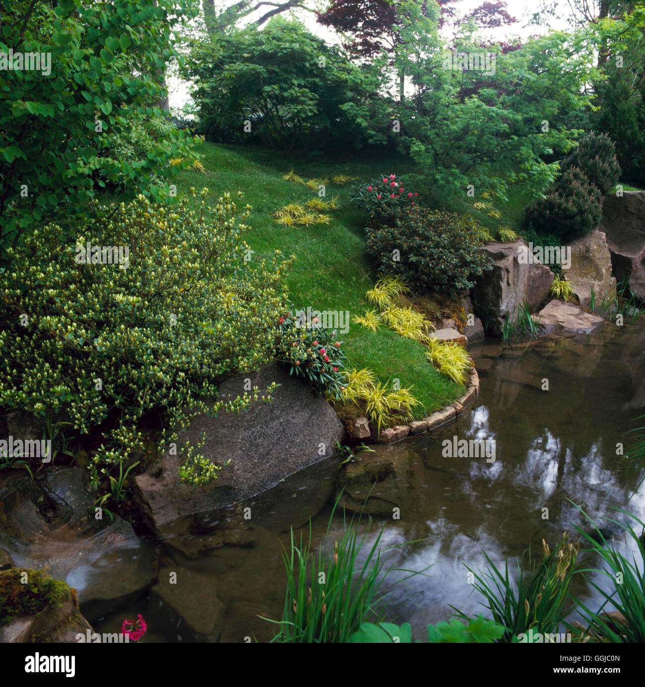 Japanischer Garten. -"Eine echte japanische Garten" (Shin Gyo also) im Chelsea R.H.S Flower Show 2001 für The Daily Telegraph. Gold-Medaille Stockfoto