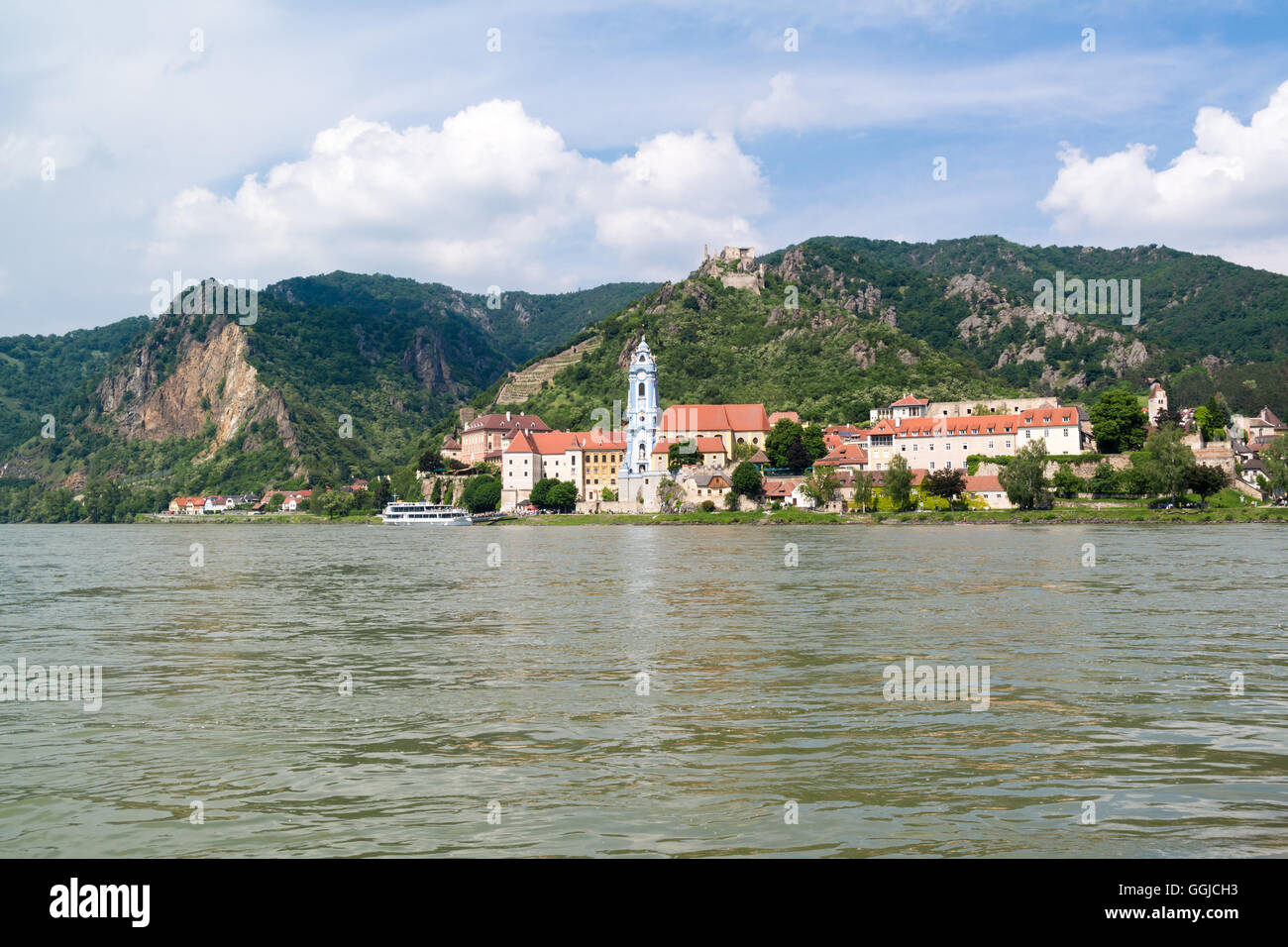 Stadt von Dürnstein mit Abtei und alte Burg aus Danube River, Wachau Valley, Niederösterreich Stockfoto