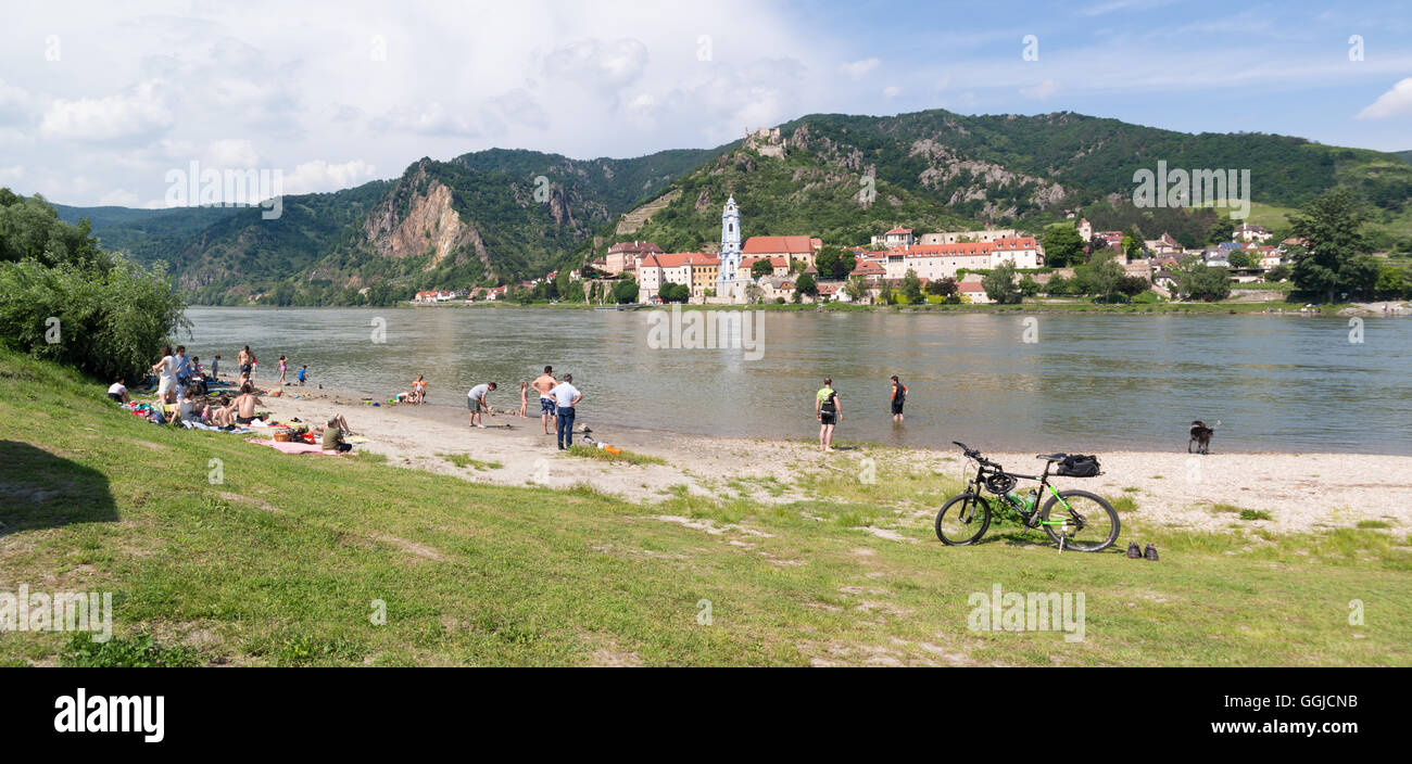 Menschen genießen und entspannen am Ufer der Donau in Dürnstein, Wachau Valley, Niederösterreich Stockfoto