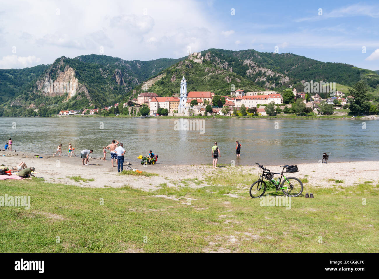 Menschen genießen und entspannen am Ufer der Donau in Dürnstein, Wachau Valley, Niederösterreich Stockfoto