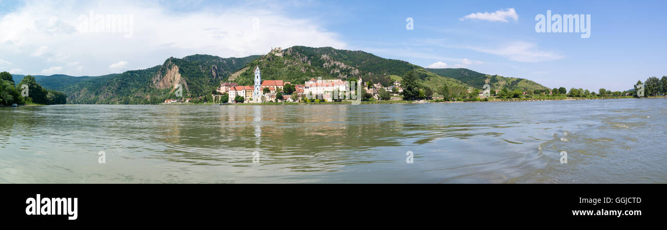 Panoramablick auf Donau und Stadt von Dürnstein mit Abtei und altes Schloss, Tal der Wachau, Niederösterreich Stockfoto