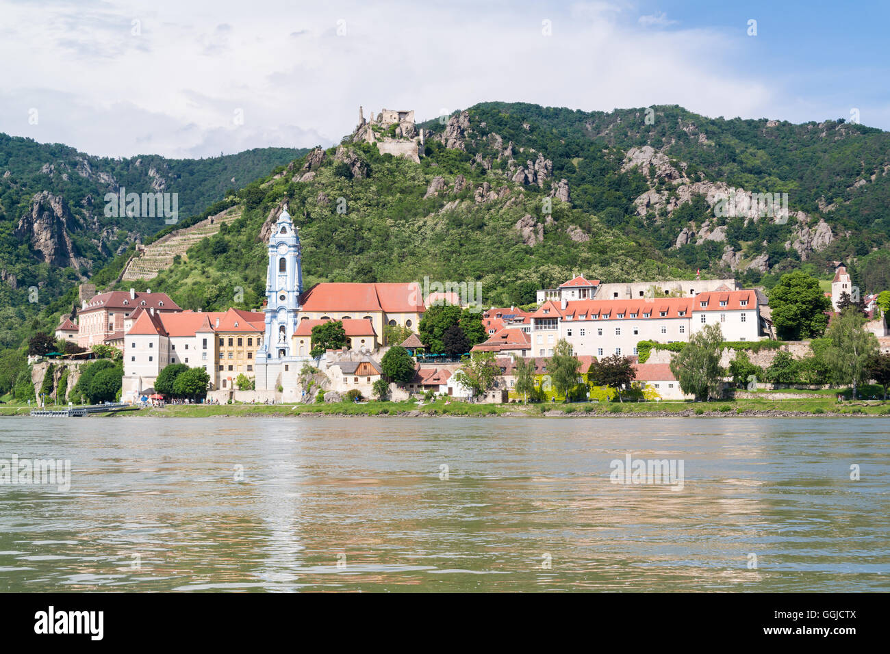 Blick auf Donau und die Stadt von Dürnstein mit Abtei und altes Schloss, Tal der Wachau, Niederösterreich Stockfoto